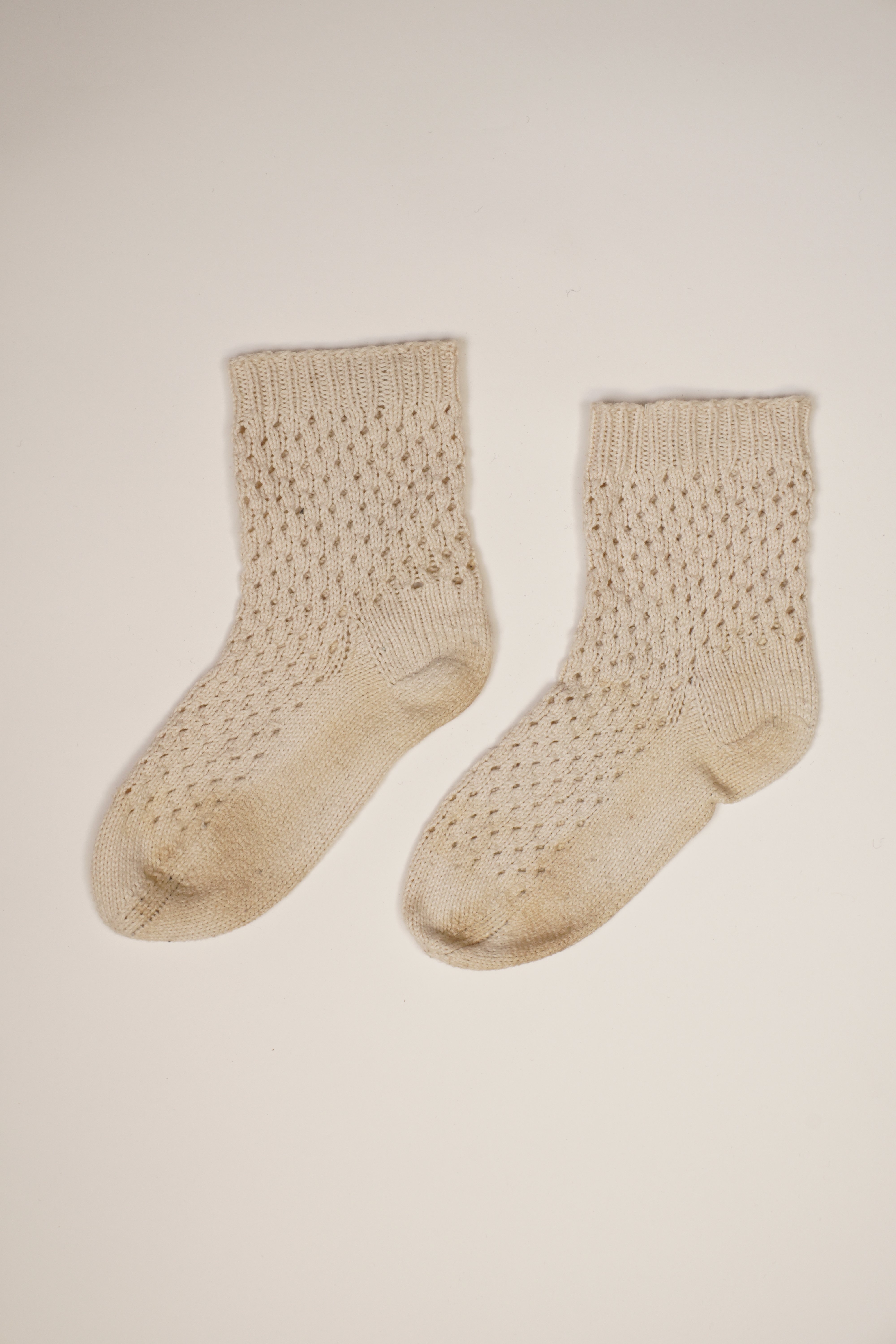 Weiße gehäkelte Socken (Förderkreis Unterjesinger Kelter e.V. CC BY-NC-SA)