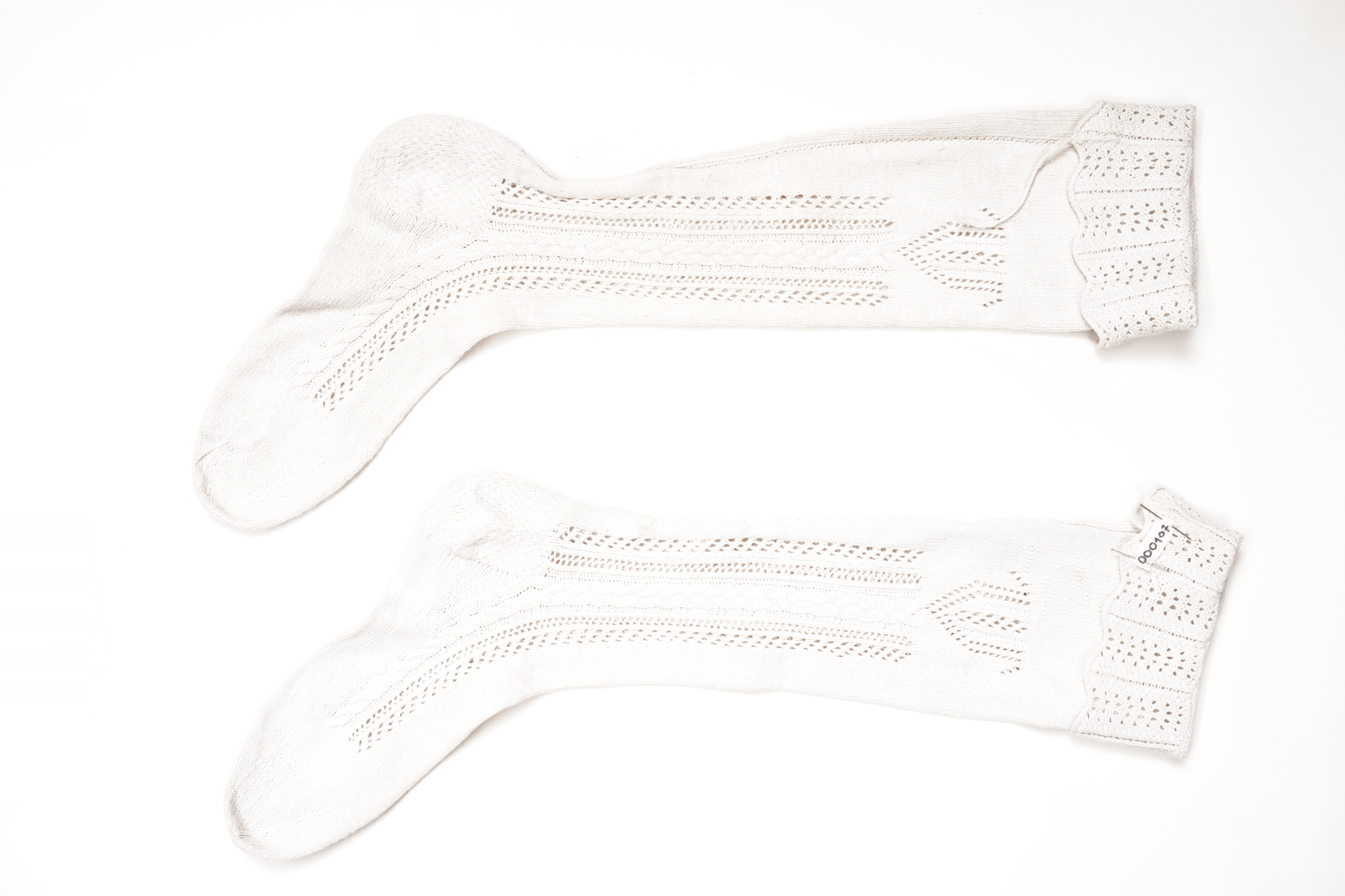 Weißes Paar Kniestrümpfe aus Baumwolle (Förderkreis Unterjesinger Kelter e.V. CC BY-NC-SA)