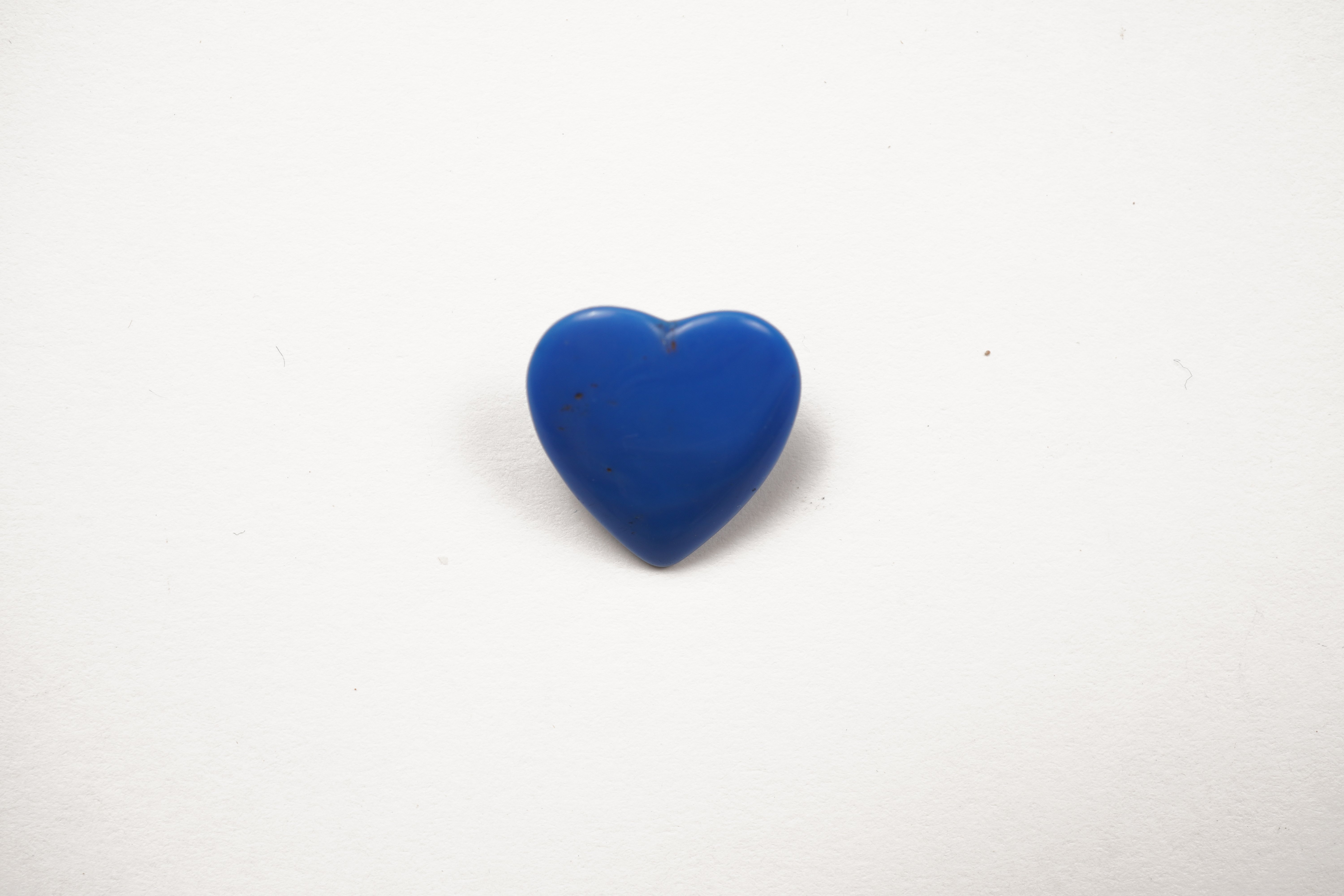 Herzförmiger blauer Knopf aus Edelstein (Förderkreis Unterjesinger Kelter e.V. CC BY-NC-SA)