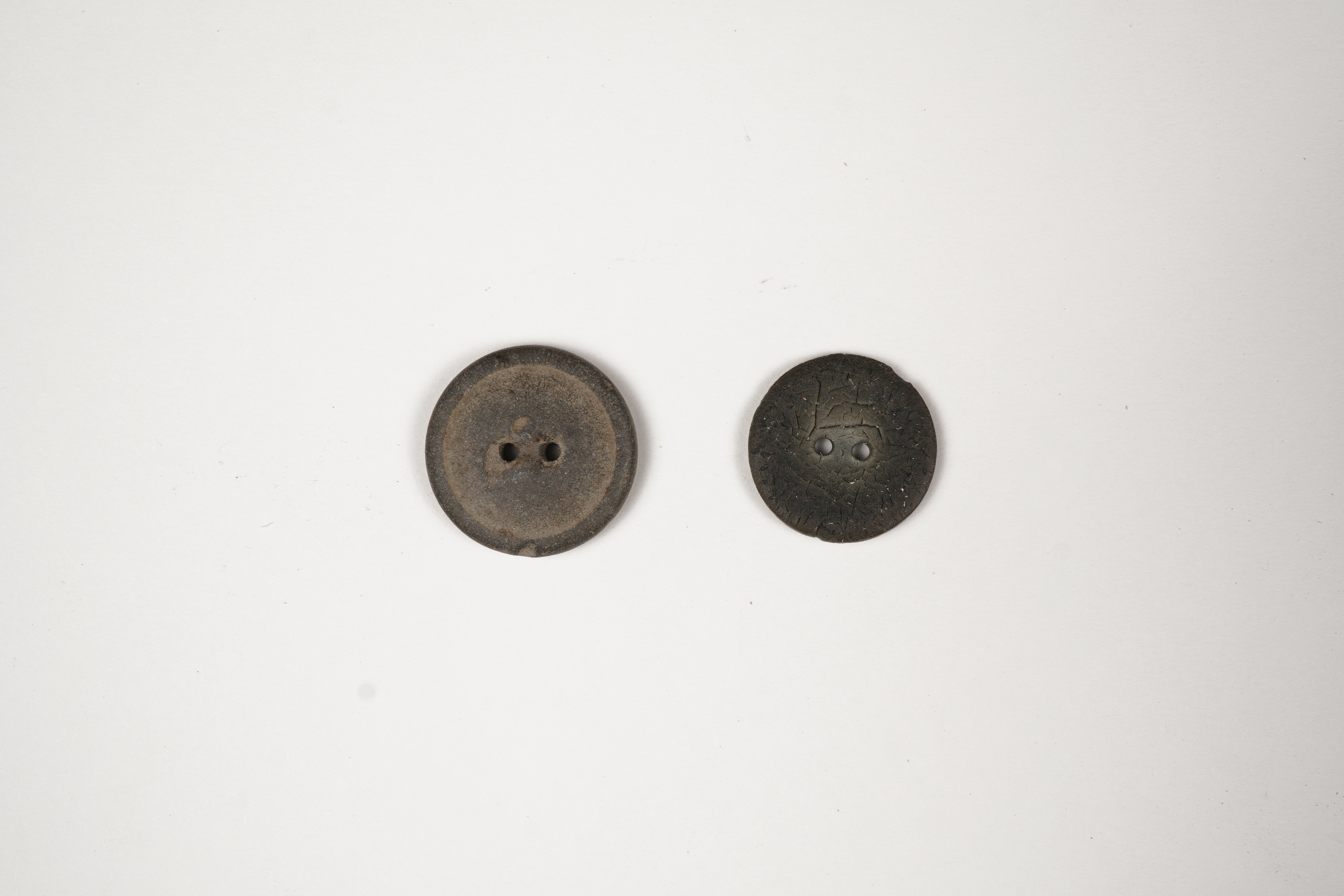 Zwei Lochknöpfe aus Stein (Förderkreis Unterjesinger Kelter e.V. CC BY-NC-SA)