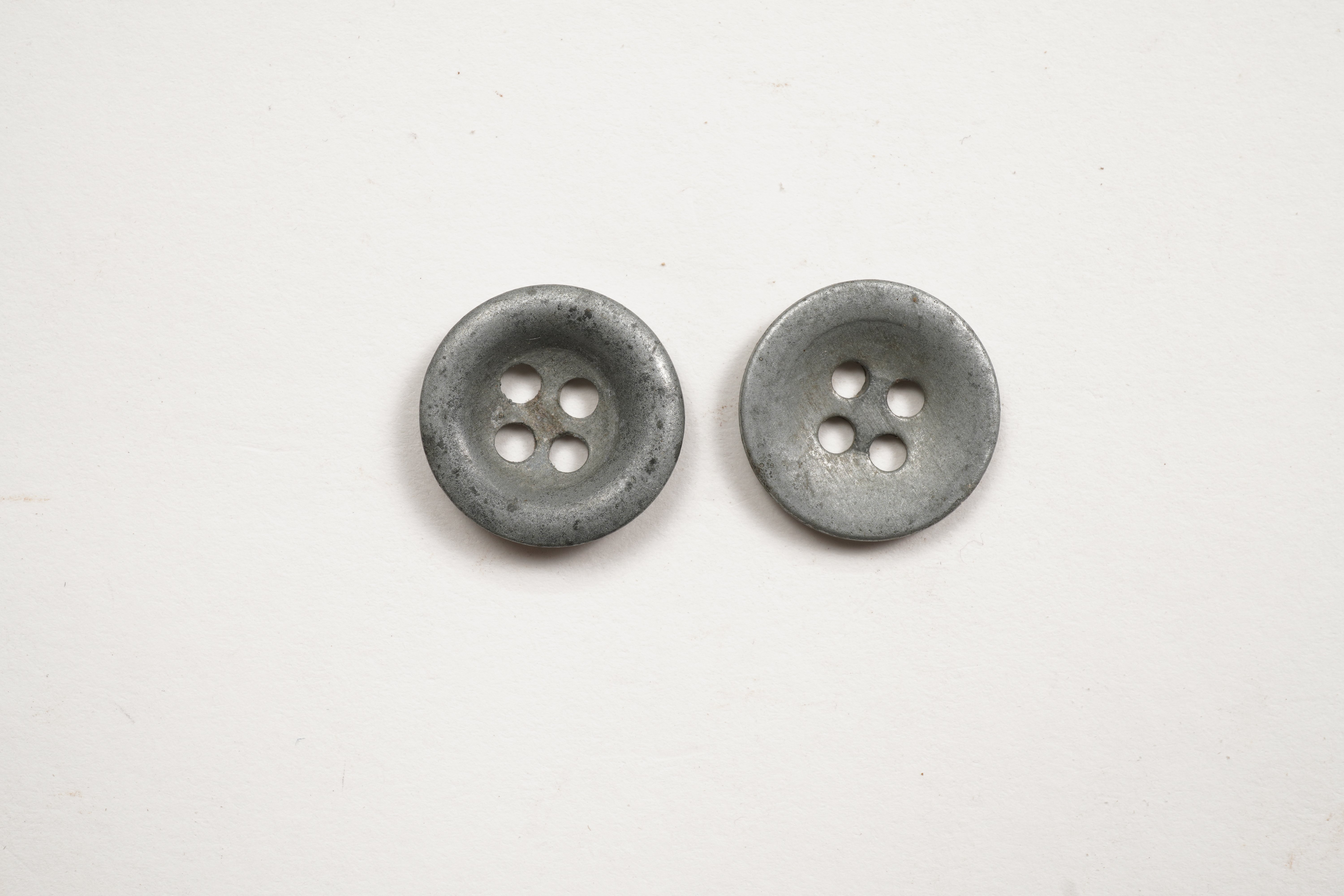 Zwei Lochknöpfe aus Metall (Förderkreis Unterjesinger Kelter e.V. CC BY-NC-SA)