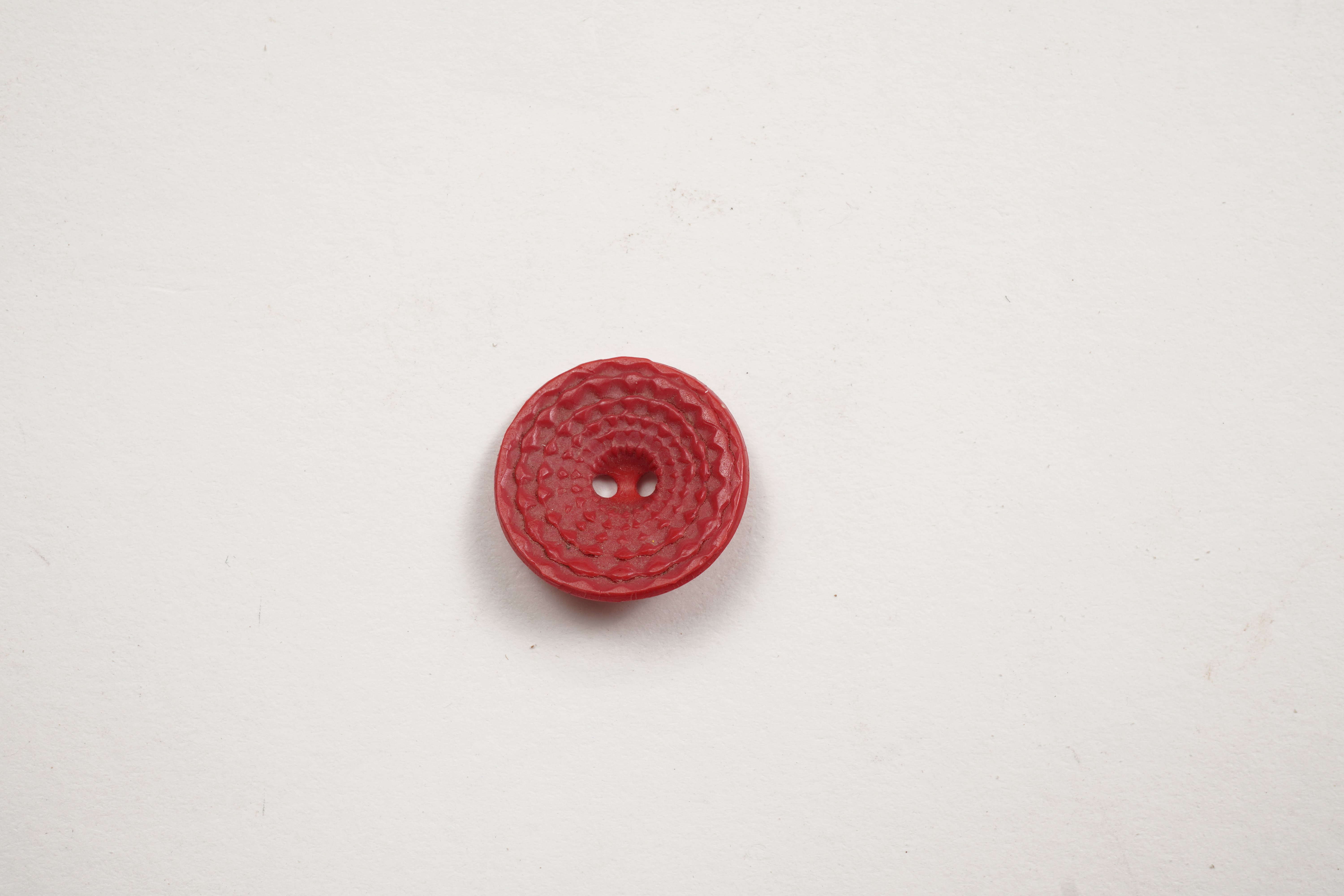 Roter Lochknopf mit Muster (Förderkreis Unterjesinger Kelter e.V. CC BY-NC-SA)