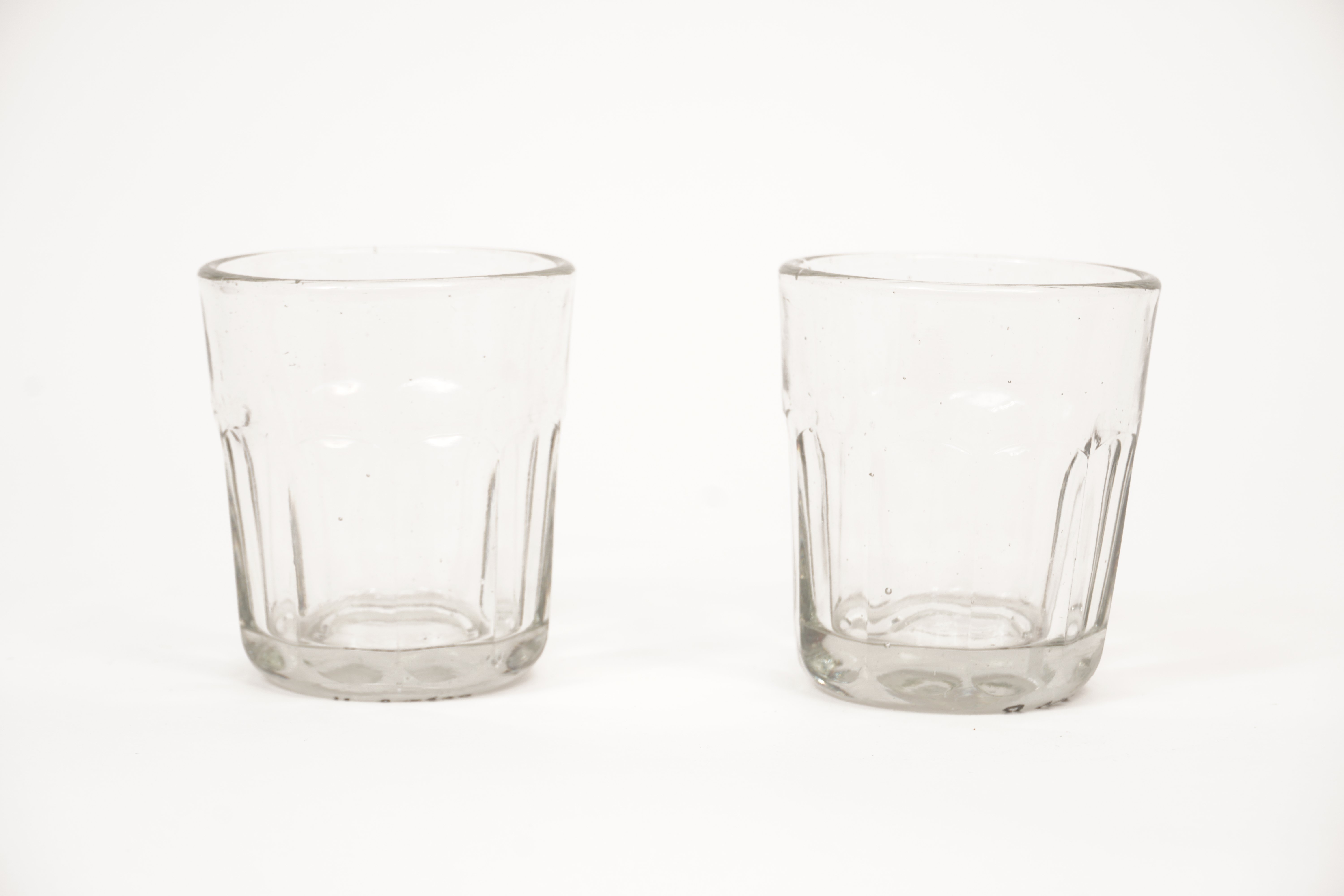 Zwei facettierte Trinkgläser (Förderkreis Unterjesinger Kelter e.V. CC BY-NC-SA)