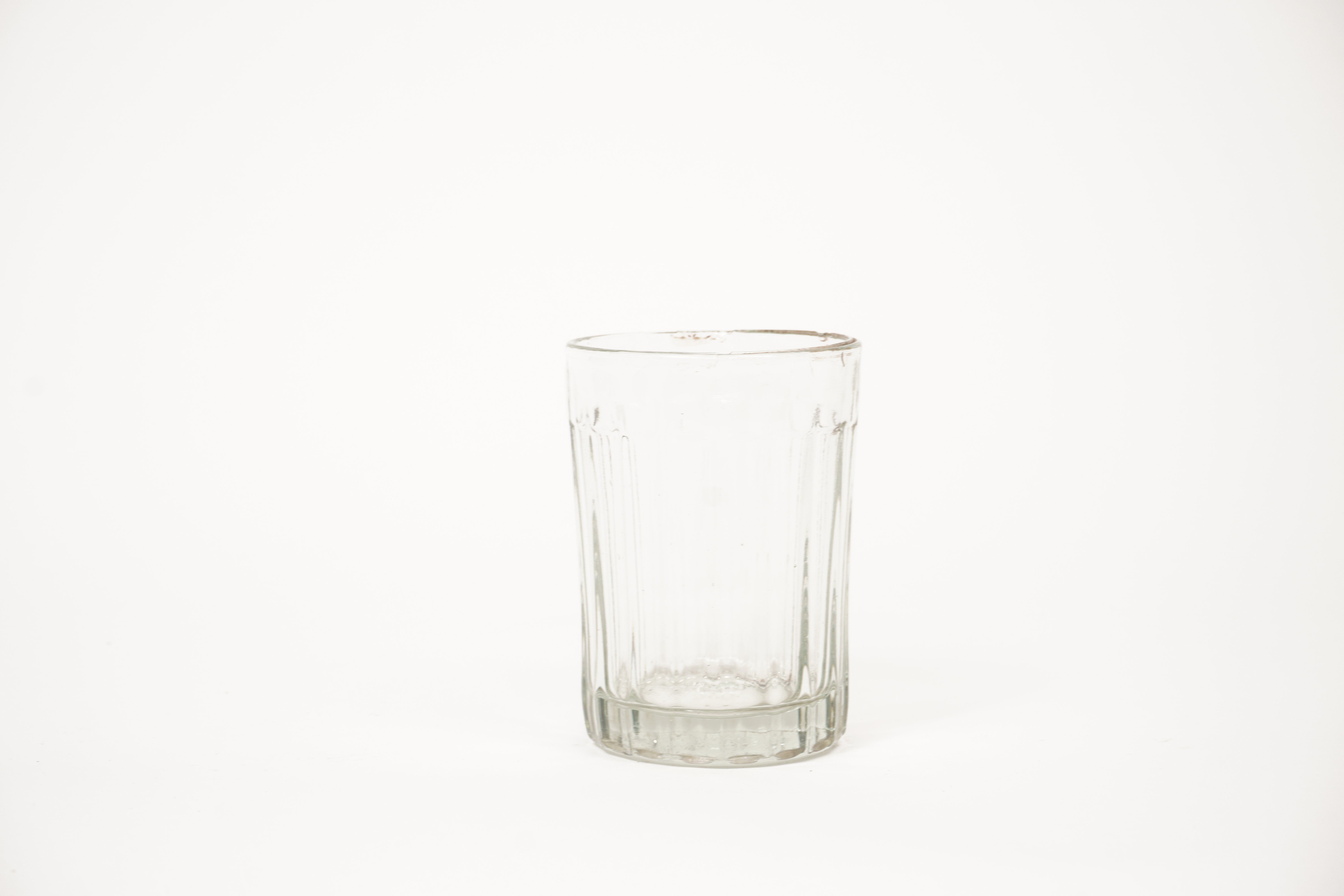 Facettiertes schmales Trinkglas (Förderkreis Unterjesinger Kelter e.V. CC BY-NC-SA)