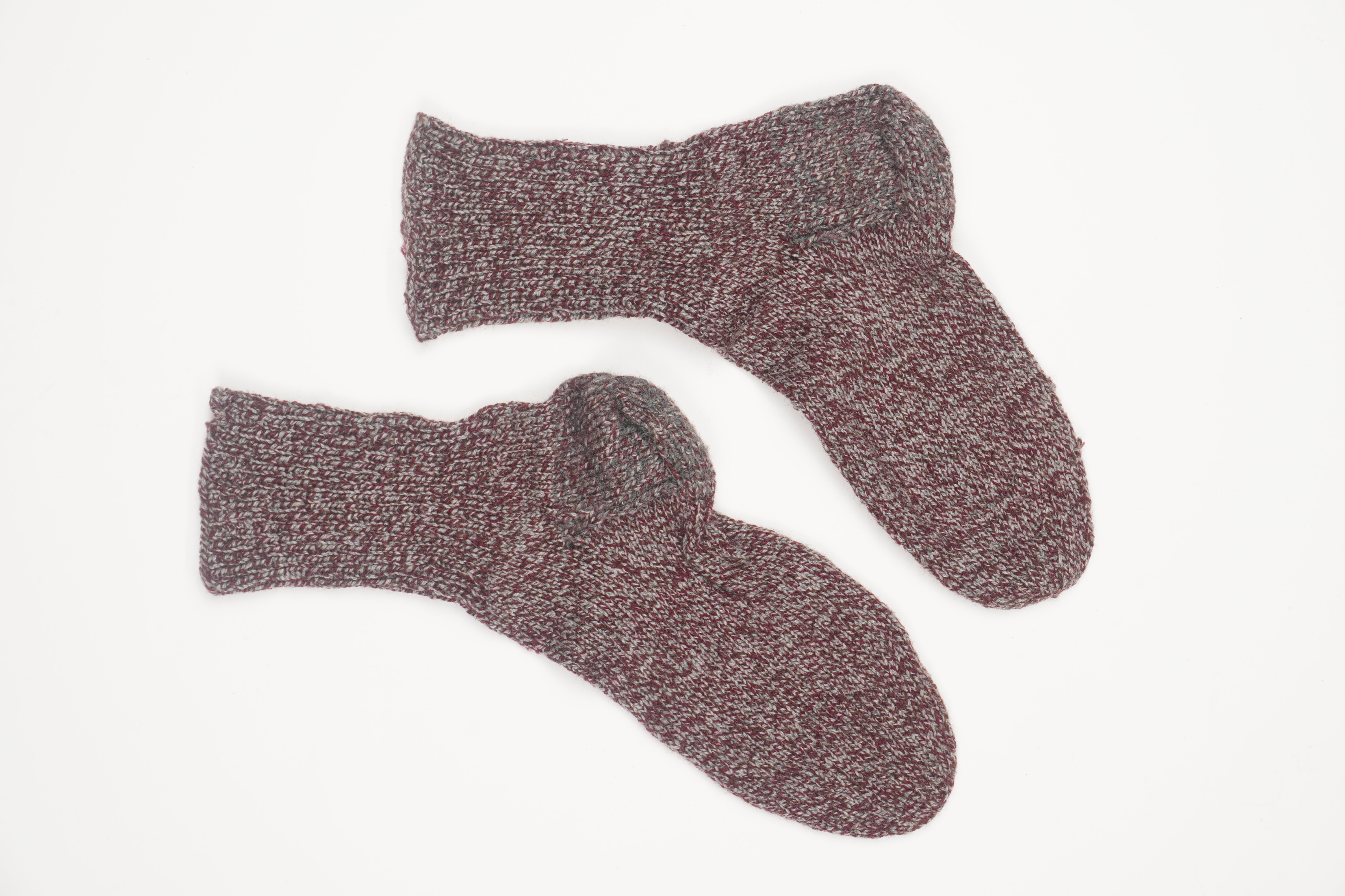 Ein Paar handgestrickte Socken (Förderkreis Unterjesinger Kelter e.V. CC BY-NC-SA)