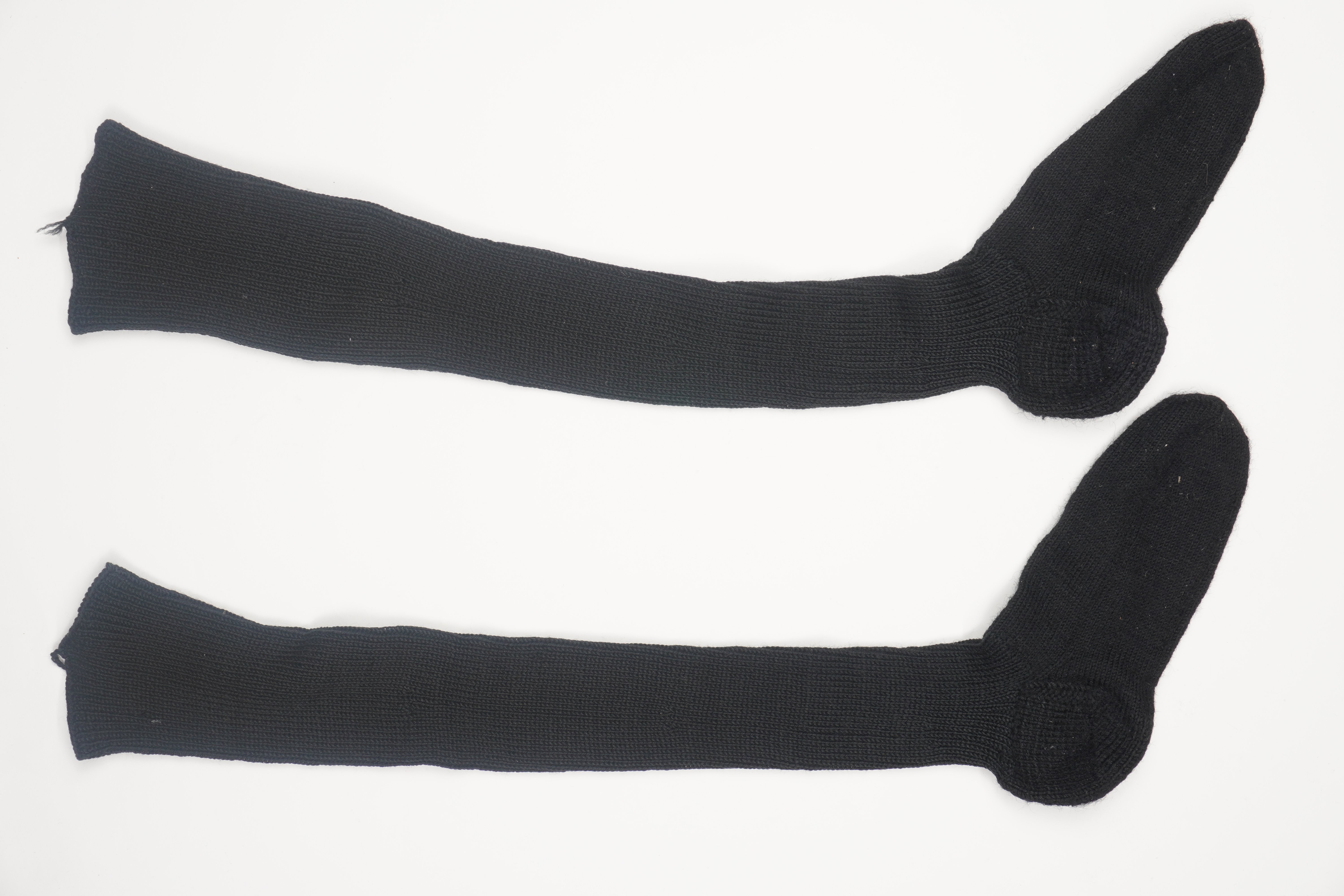 Ein Paar handgestrickte schwarze Strümpfe (Förderkreis Unterjesinger Kelter e.V. CC BY-NC-SA)