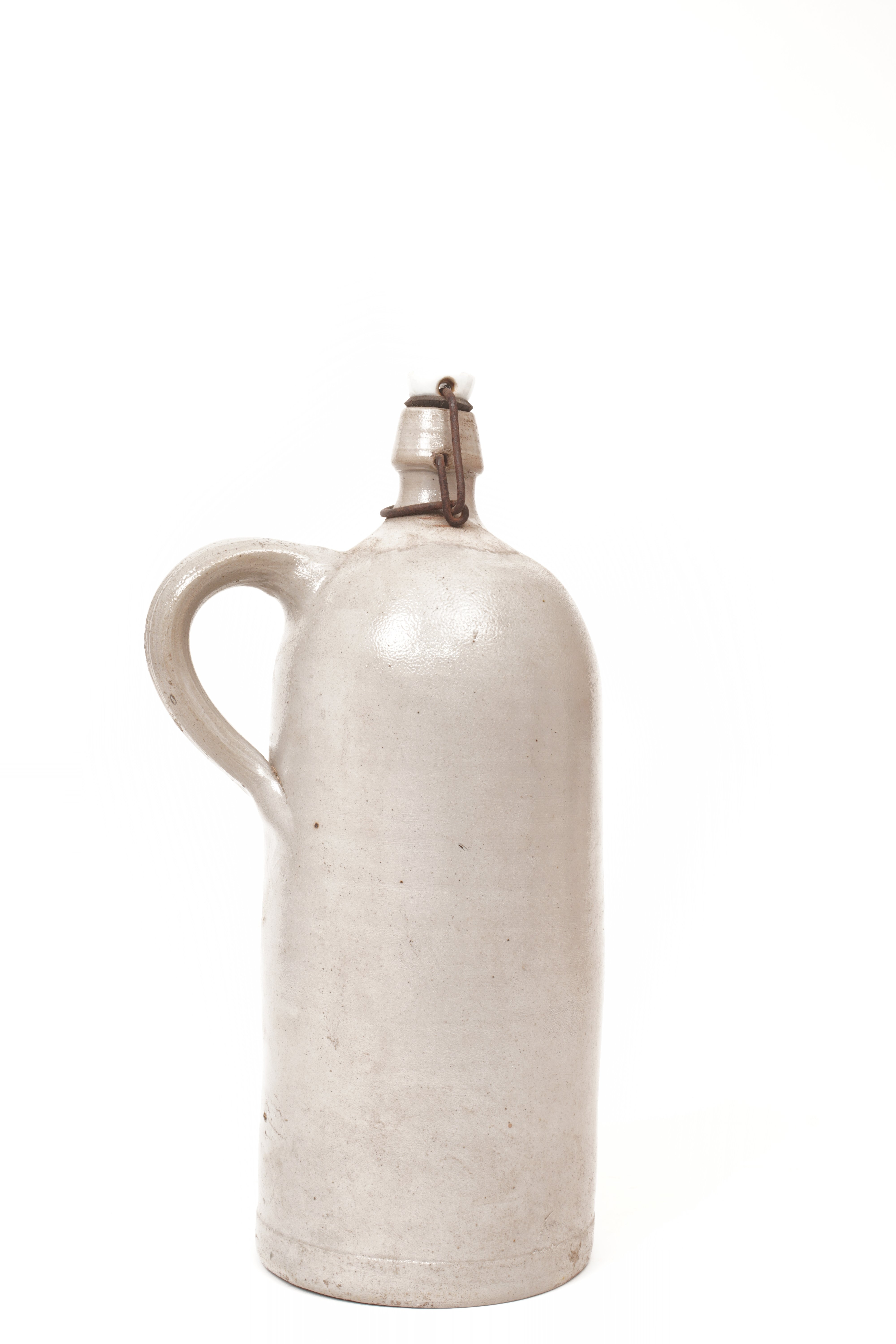 Flasche aus Steingut mit Bügelverschluss (Förderkreis Unterjesinger Kelter e.V. CC BY-NC-SA)
