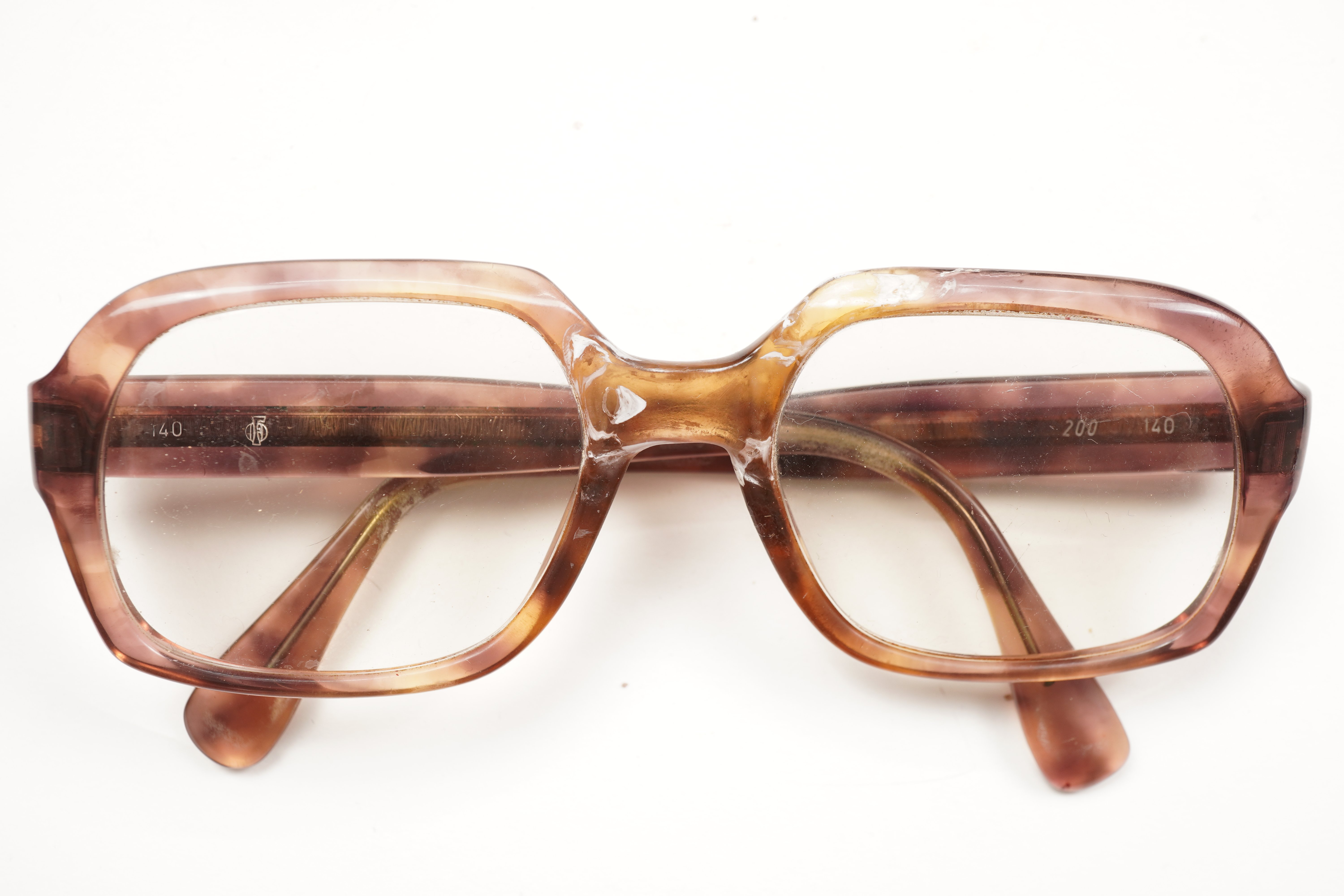 Brille mit rechteckigen Gläsern aus Plastik mit Etui (Förderkreis Unterjesinger Kelter e.V. CC BY-NC-SA)