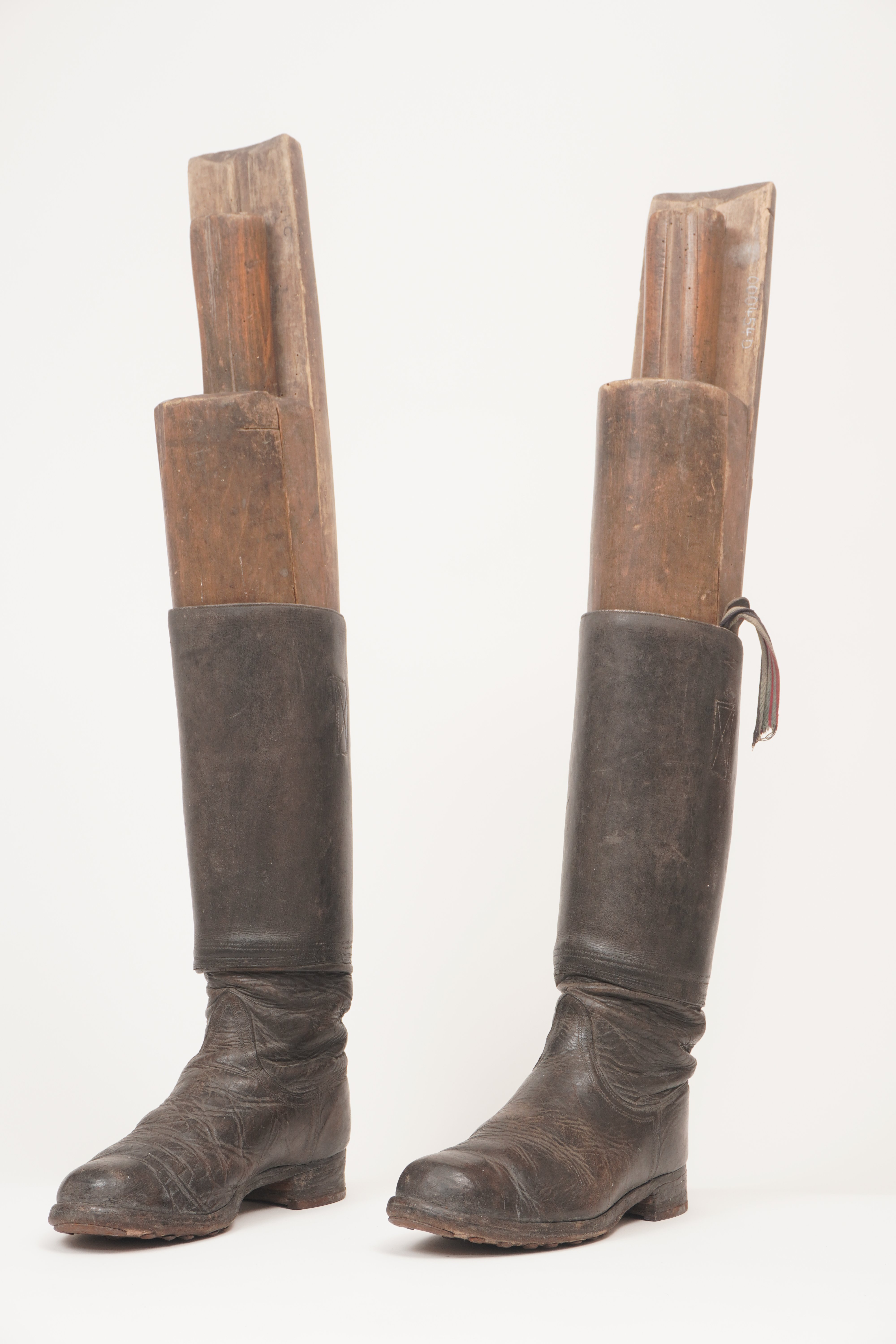 Stiefel aus Leder mit Schuhspanner (Förderkreis Unterjesinger Kelter e.V. CC BY-NC-SA)