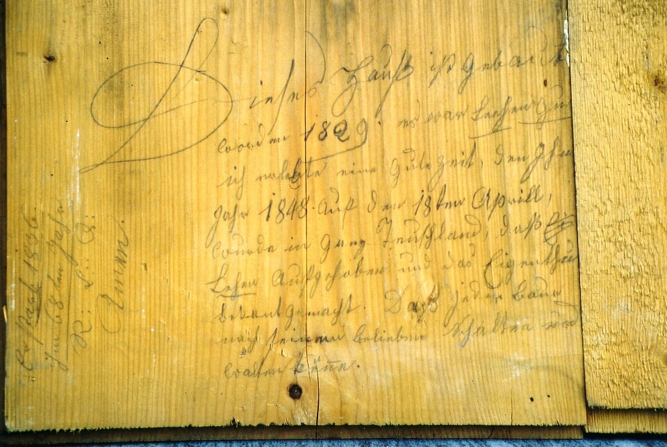 Brett aus einer Wandvertäfelung mit Inschrift (Heimatverein Ratzenried CC BY-NC-SA)