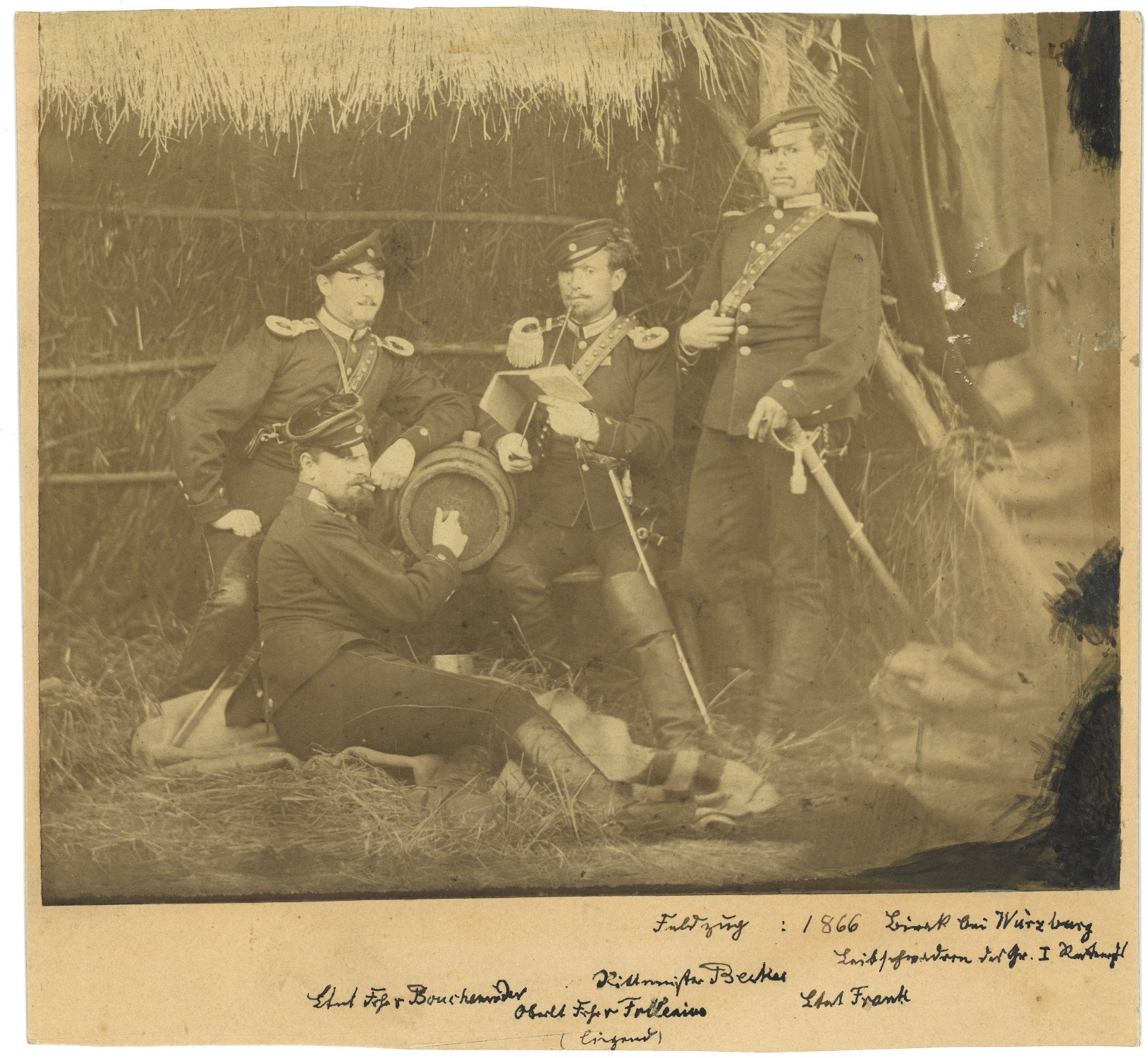 Gruppenfoto von hessen-darmstädtischen Kavallerie-Offizieren im Biwak bei Würzburg 1866 (Bayerisches Armeemuseum CC BY-NC-ND)
