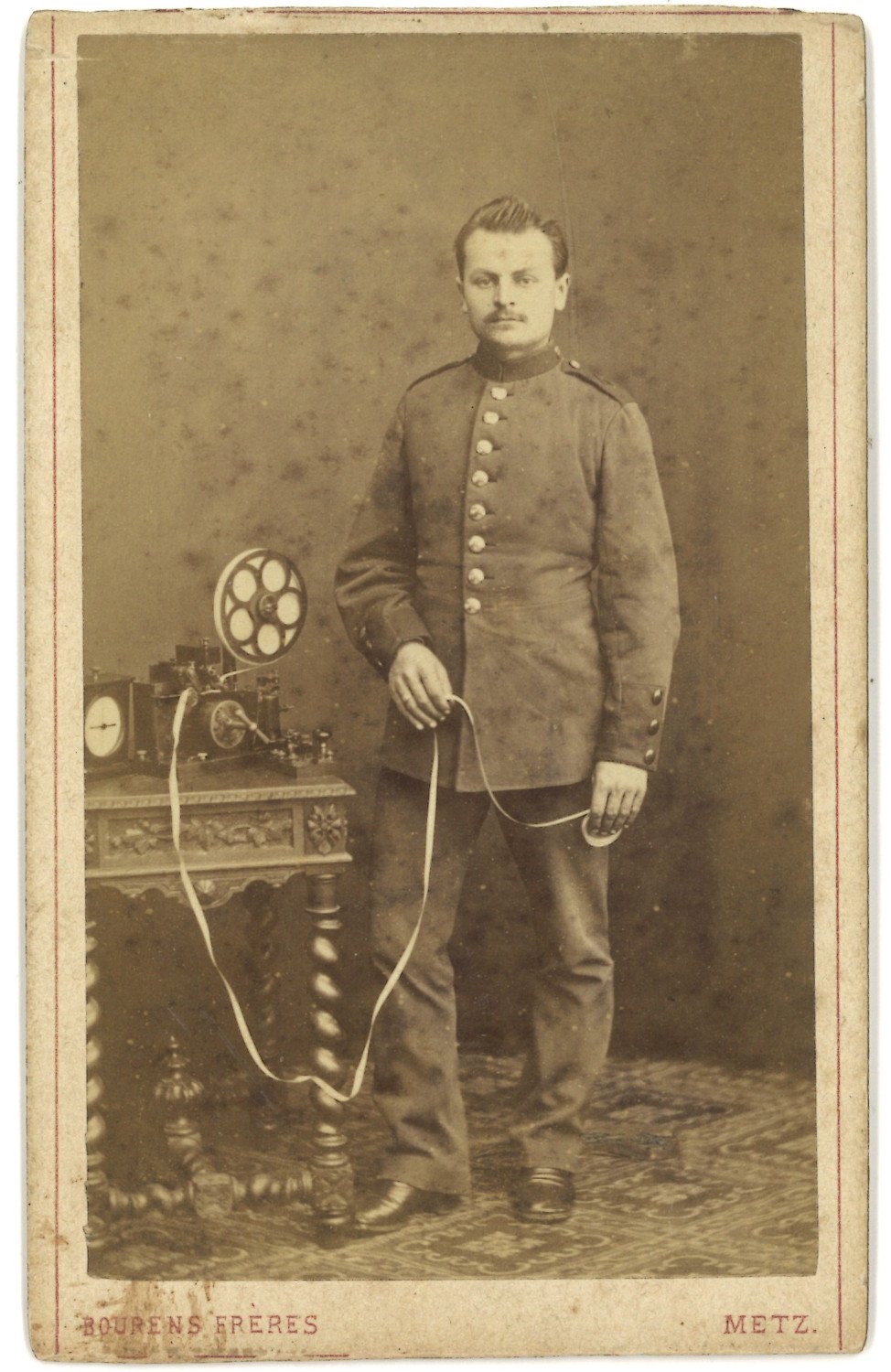 Soldat mit Telegraph 1878 (Bayerisches Armeemuseum CC BY-NC-SA)