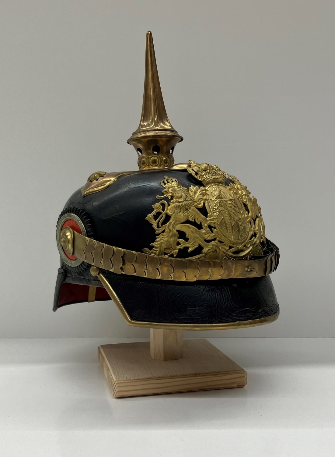 Helm für Offiziere des 2. Schweren Reiter-Regiments, Bayern um 1900 (Bayerisches Armeemuseum CC BY-NC-ND)