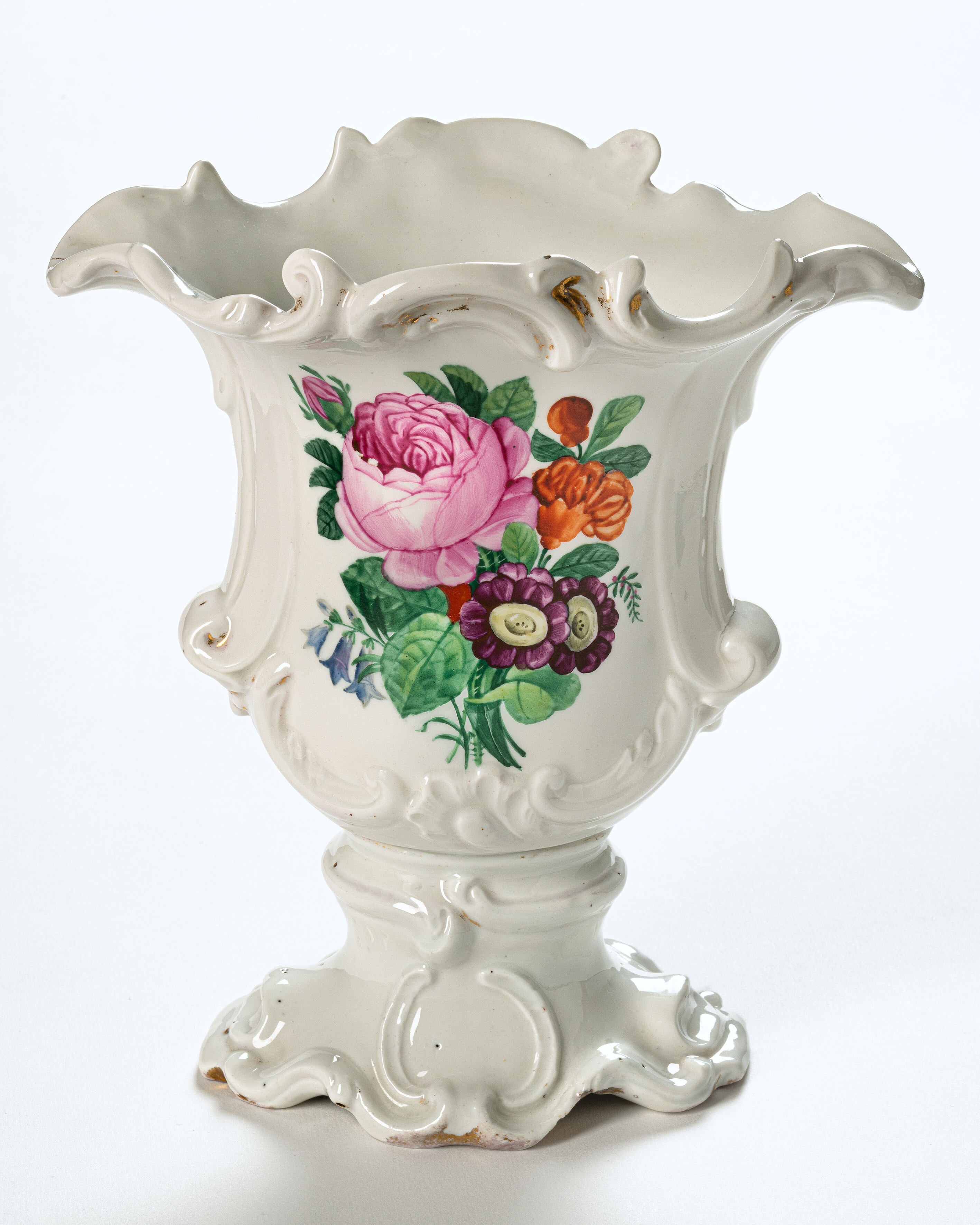 Vase mit reicher Verzierung und Blumenmalerei (Mitte Museum/Bezirksamt Mitte von Berlin CC BY-SA)