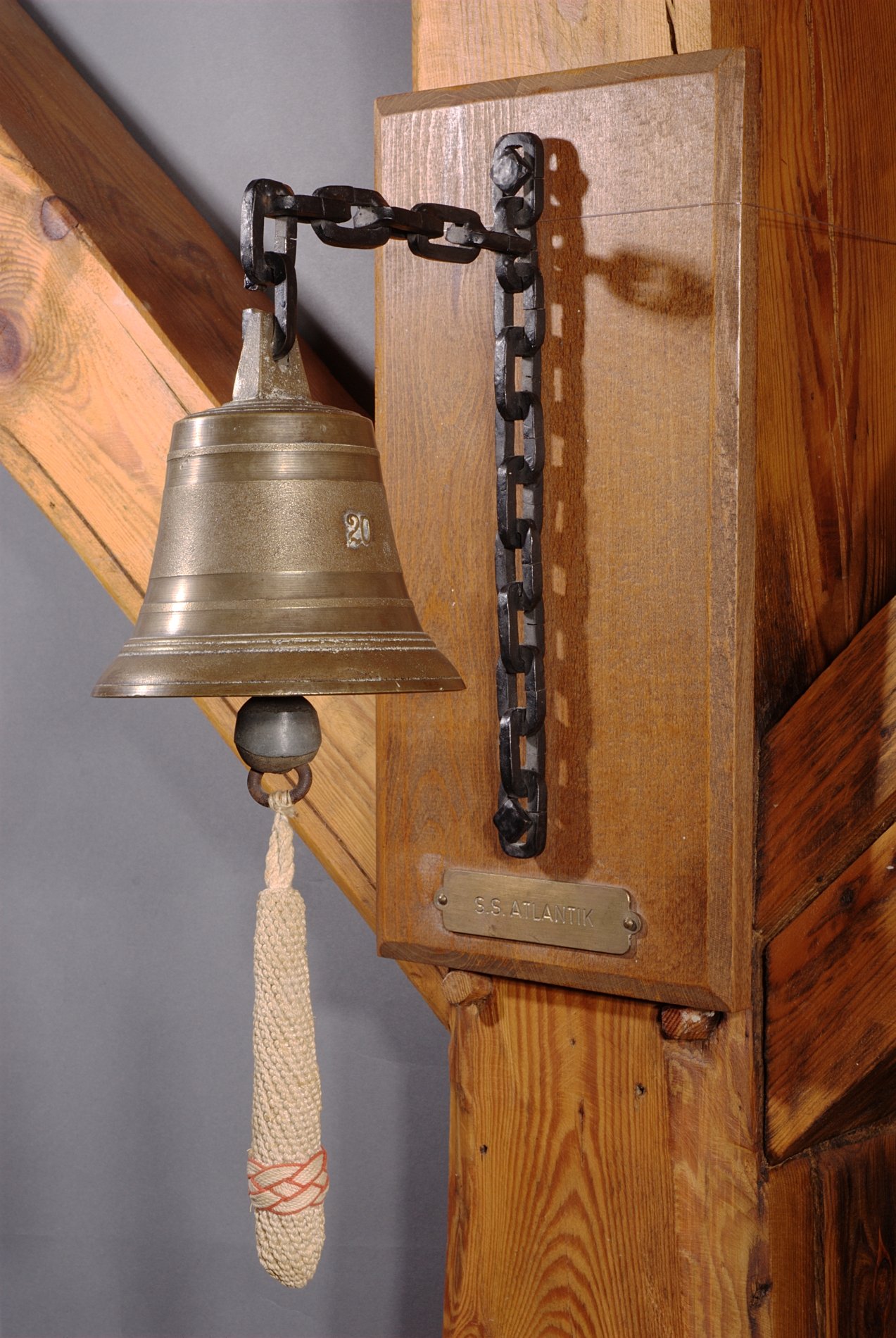 Glocke "S.S.Atlantik" - ehemalige Glocke eines Bolle Milchwagens (Stiftung Domäne Dahlem - Landgut und Museum, Weiternutzung nur mit Genehmigung des Museums CC BY-NC-SA)