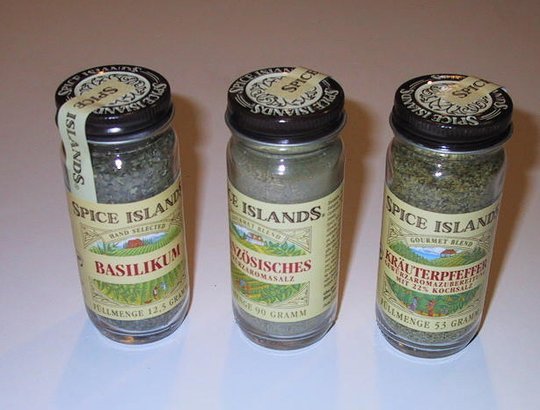 Einkauf Biolek: Zwei Gewürze "Spice Islands" (Stiftung Domäne Dahlem - Landgut und Museum, Weiternutzung nur mit Genehmigung des Museums CC BY-NC-SA)