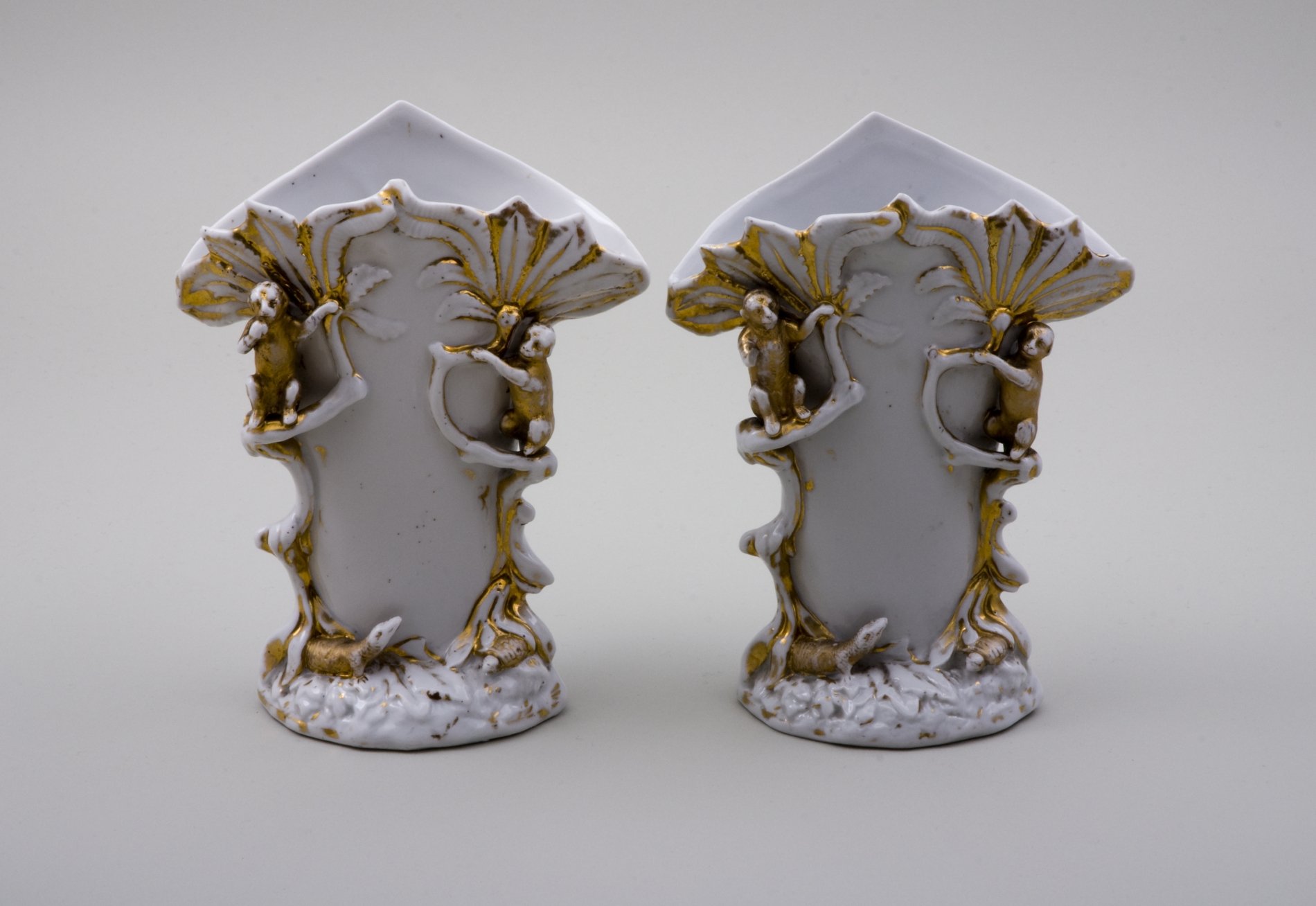 Zwei Vasen mit Affenmotiv (Stiftung Domäne Dahlem - Landgut und Museum, Weiternutzung nur mit Genehmigung des Museums CC BY-NC-SA)