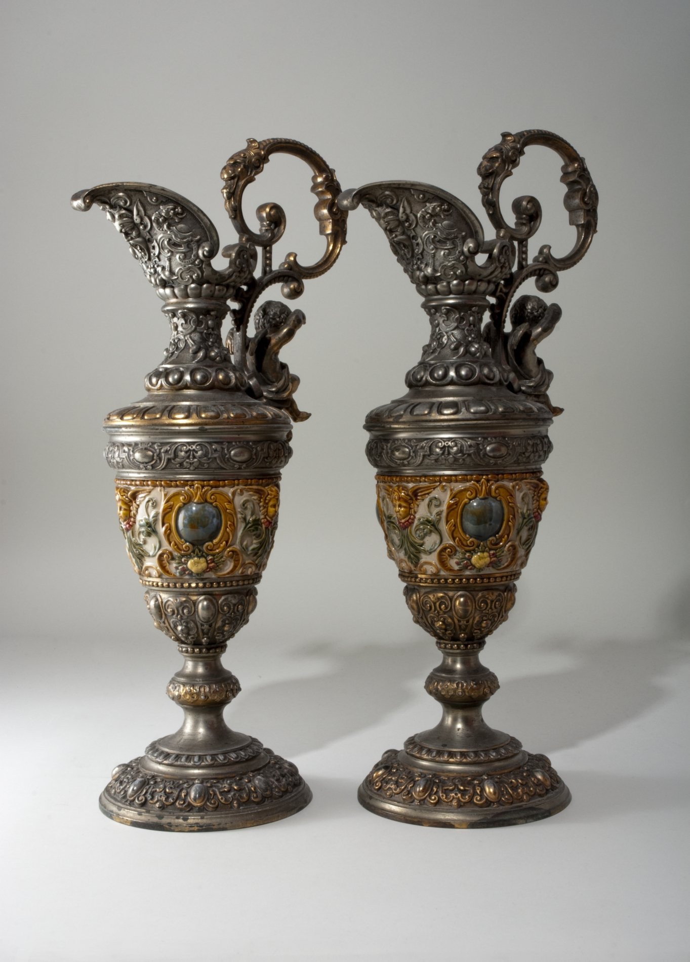 Zwei Kerzenhalter in Form von Metallkrügen (Stiftung Domäne Dahlem - Landgut und Museum, Weiternutzung nur mit Genehmigung des Museums CC BY-NC-SA)