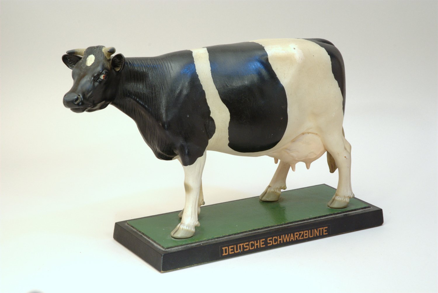 Modell einer Kuh der Rasse "Deutsche Schwarzbunte" (Stiftung Domäne Dahlem - Landgut und Museum, Weiternutzung nur mit Genehmigung des Museums CC BY-NC-SA)