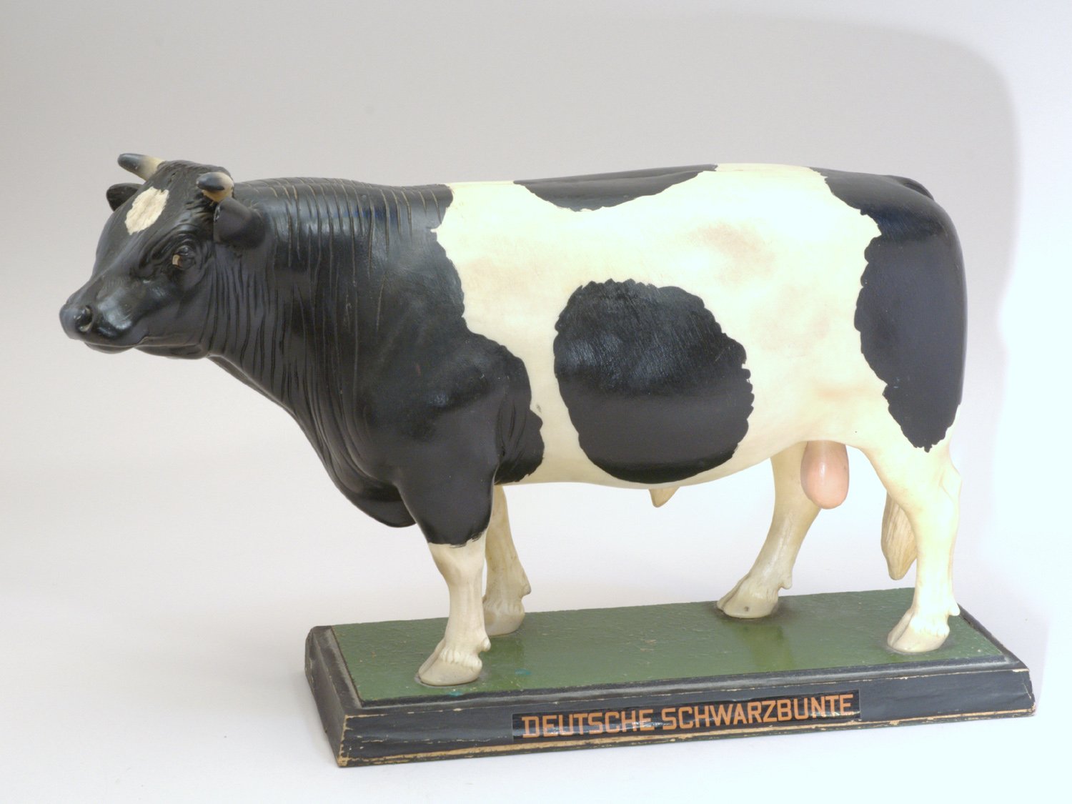 Modell eines Bullen der Rasse "Deutsche Schwarzbunte" (Stiftung Domäne Dahlem - Landgut und Museum, Weiternutzung nur mit Genehmigung des Museums CC BY-NC-SA)