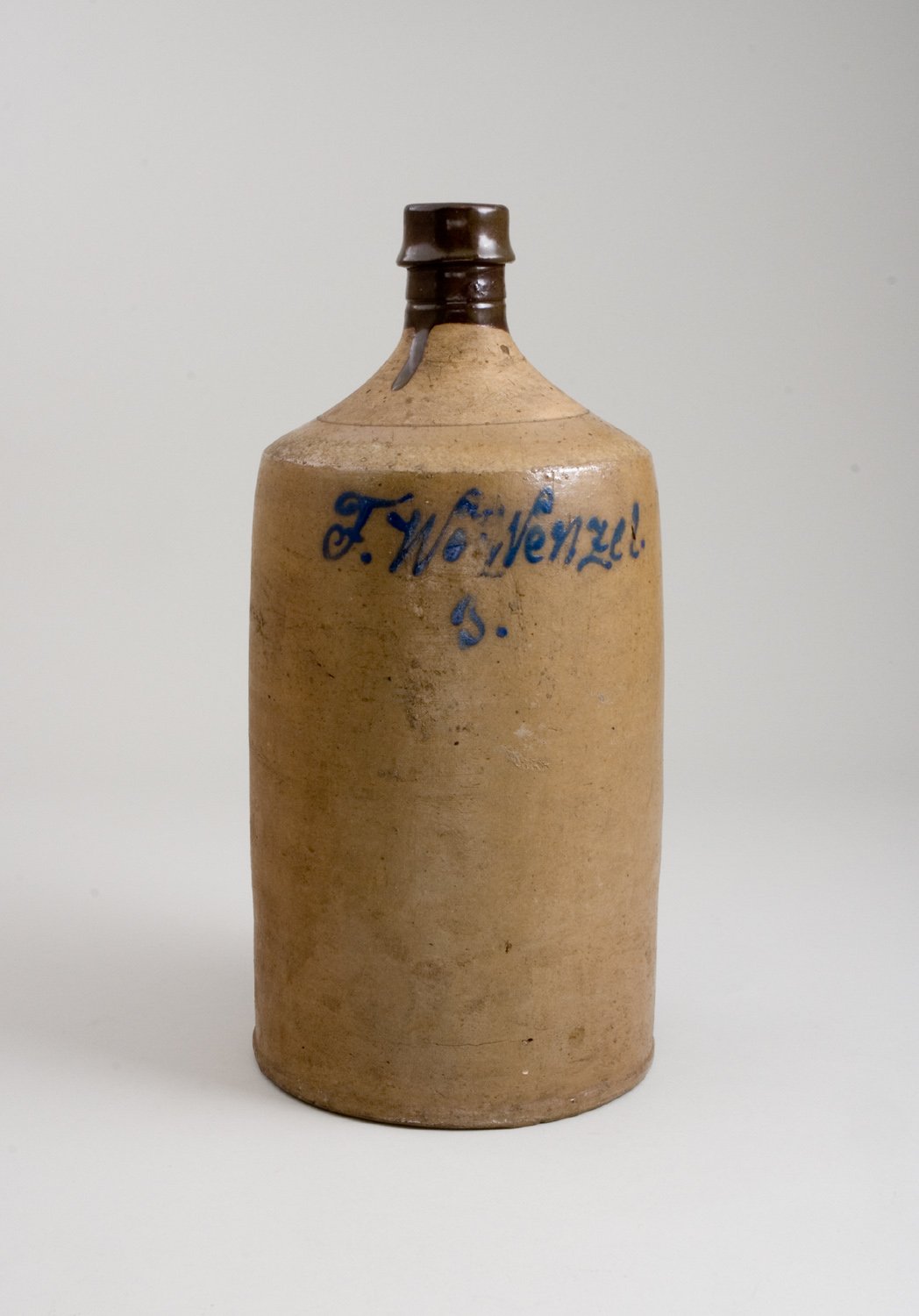Flasche "F. W. Wenzel" (Stiftung Domäne Dahlem - Landgut und Museum, Weiternutzung nur mit Genehmigung des Museums CC BY-NC-SA)