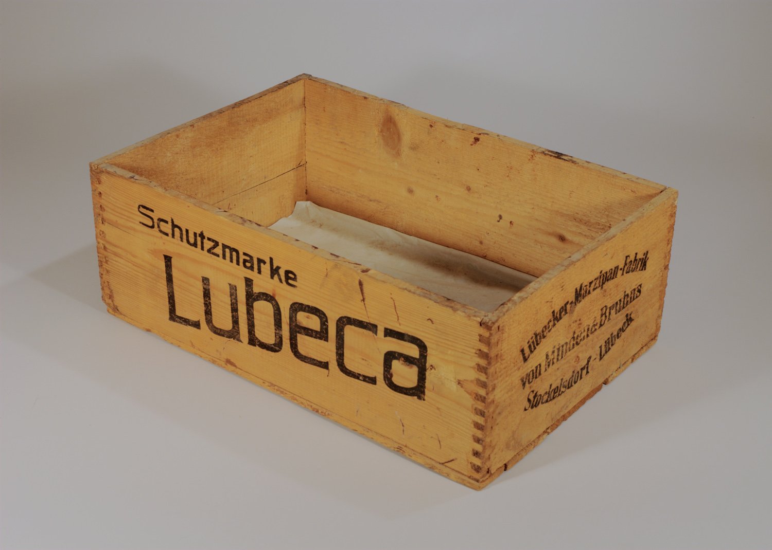 Transportkiste für Nußnougat der Firma "Lubeca" (Stiftung Domäne Dahlem - Landgut und Museum, Weiternutzung nur mit Genehmigung des Museums CC BY-NC-SA)
