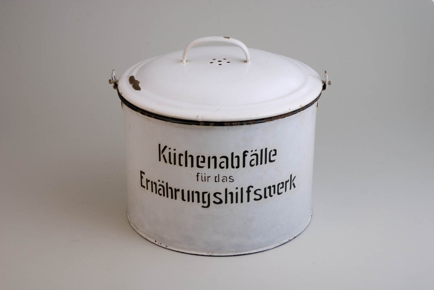 Topf für "Küchenabfälle für das Ernährungshilfswerk" (Stiftung Domäne Dahlem - Landgut und Museum, Weiternutzung nur mit Genehmigung des Museums CC BY-NC-SA)