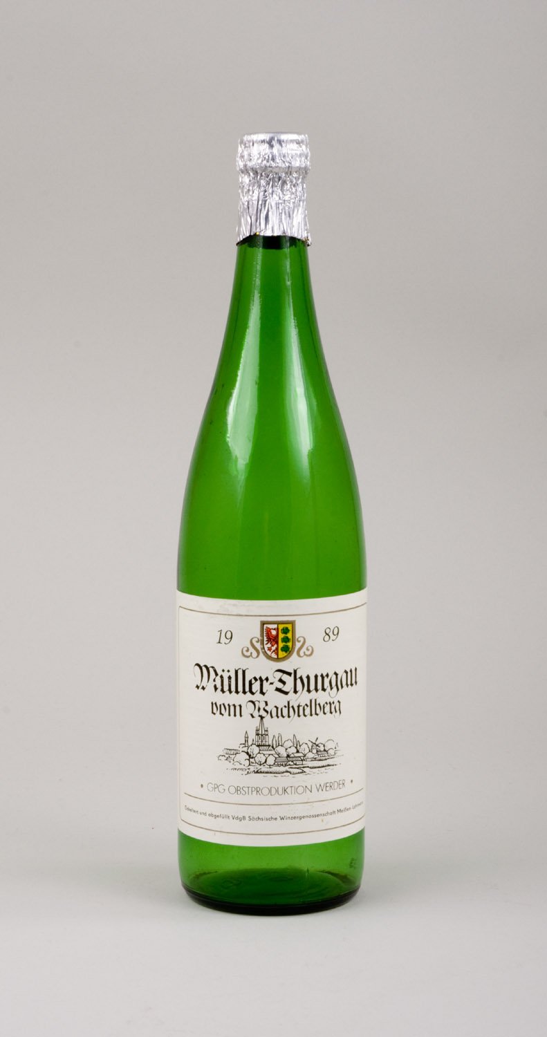 Weinflasche - Müller Thurgau vom Wachtelberg 1989 (Stiftung Domäne Dahlem - Landgut und Museum, Weiternutzung nur mit Genehmigung des Museums CC BY-NC-SA)