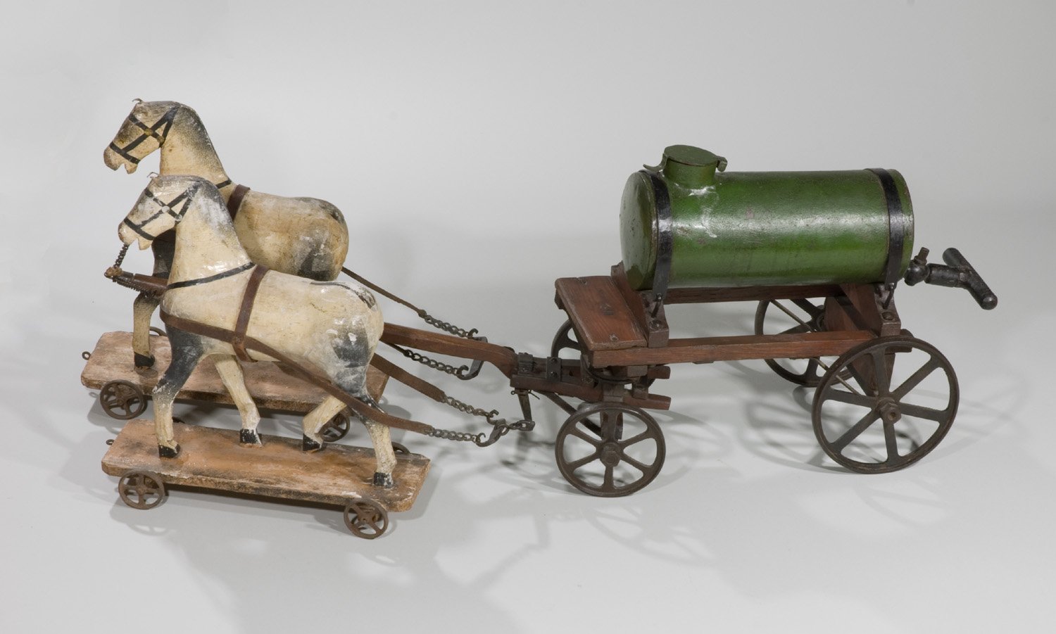 Spielzeug - Jauchewagen und zwei Pferde (Stiftung Domäne Dahlem - Landgut und Museum, Weiternutzung nur mit Genehmigung des Museums CC BY-NC-SA)