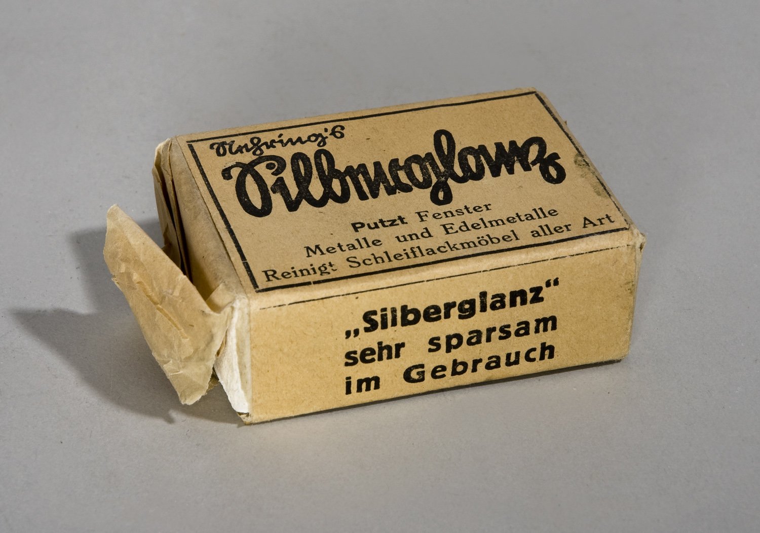 Packung "Silberglanz" Reinigungsmittel (Stiftung Domäne Dahlem - Landgut und Museum, Weiternutzung nur mit Genehmigung des Museums CC BY-NC-SA)