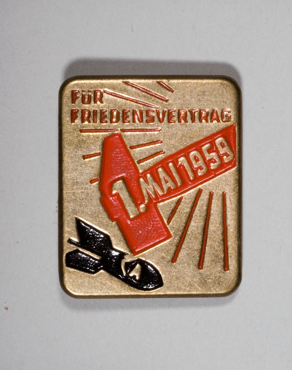 DDR-Abzeichen "1. Mai 1959" (Stiftung Domäne Dahlem - Landgut und Museum, Weiternutzung nur mit Genehmigung des Museums CC BY-NC-SA)