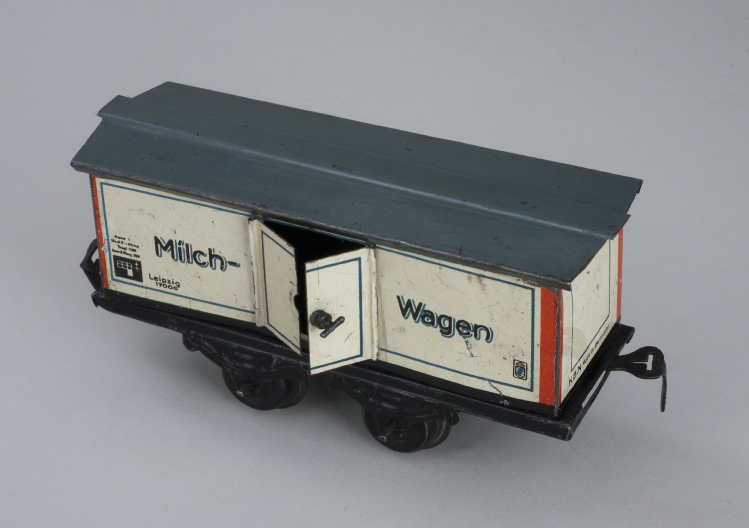 Blechspielzeug - Milchwagen, Spur 0 (Stiftung Domäne Dahlem - Landgut und Museum, Weiternutzung nur mit Genehmigung des Museums CC BY-NC-SA)