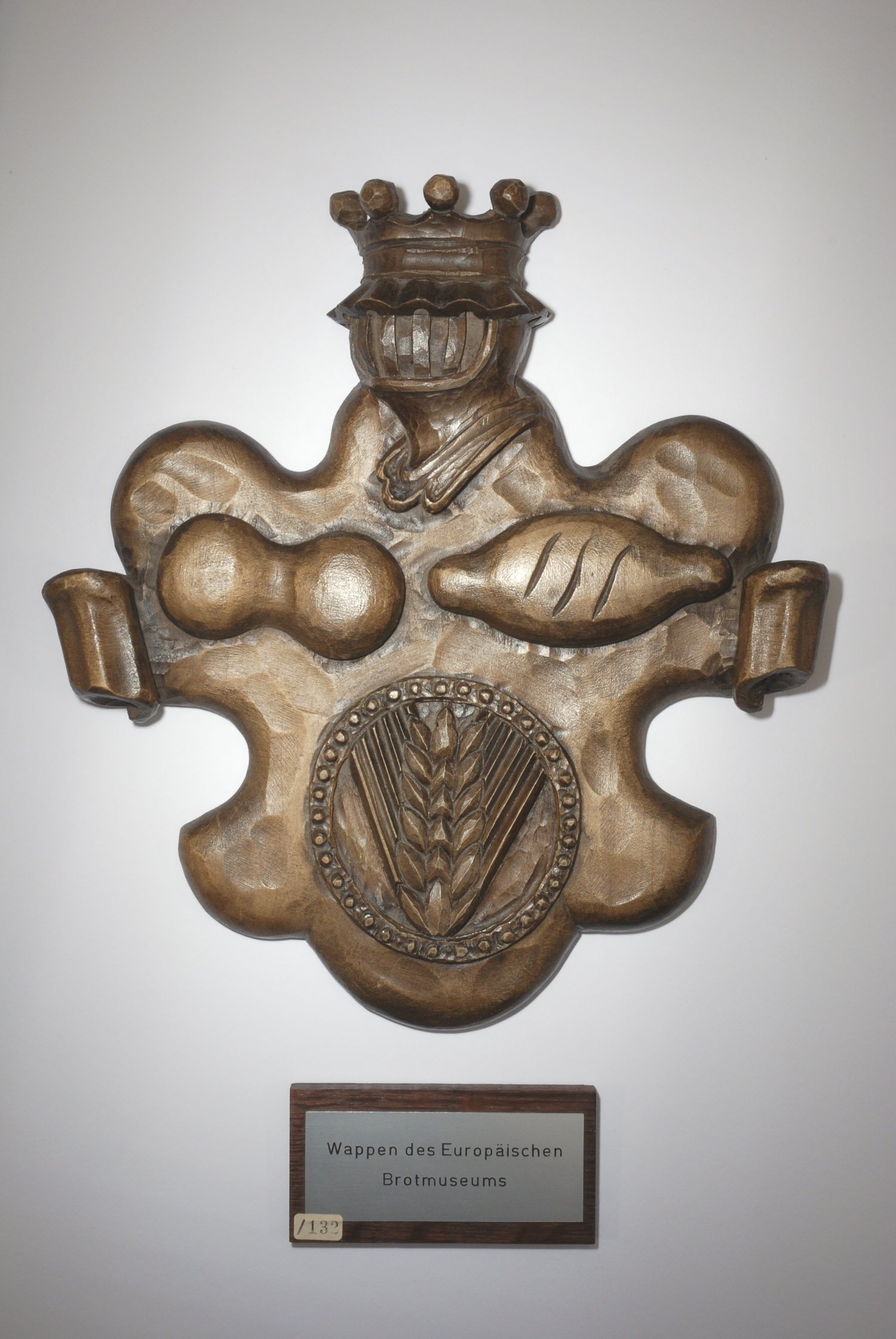 Wappen des Europäischen Brotmuseums mit Namenstafel (Stiftung Domäne Dahlem - Landgut und Museum, Weiternutzung nur mit Genehmigung des Museums CC BY-NC-SA)