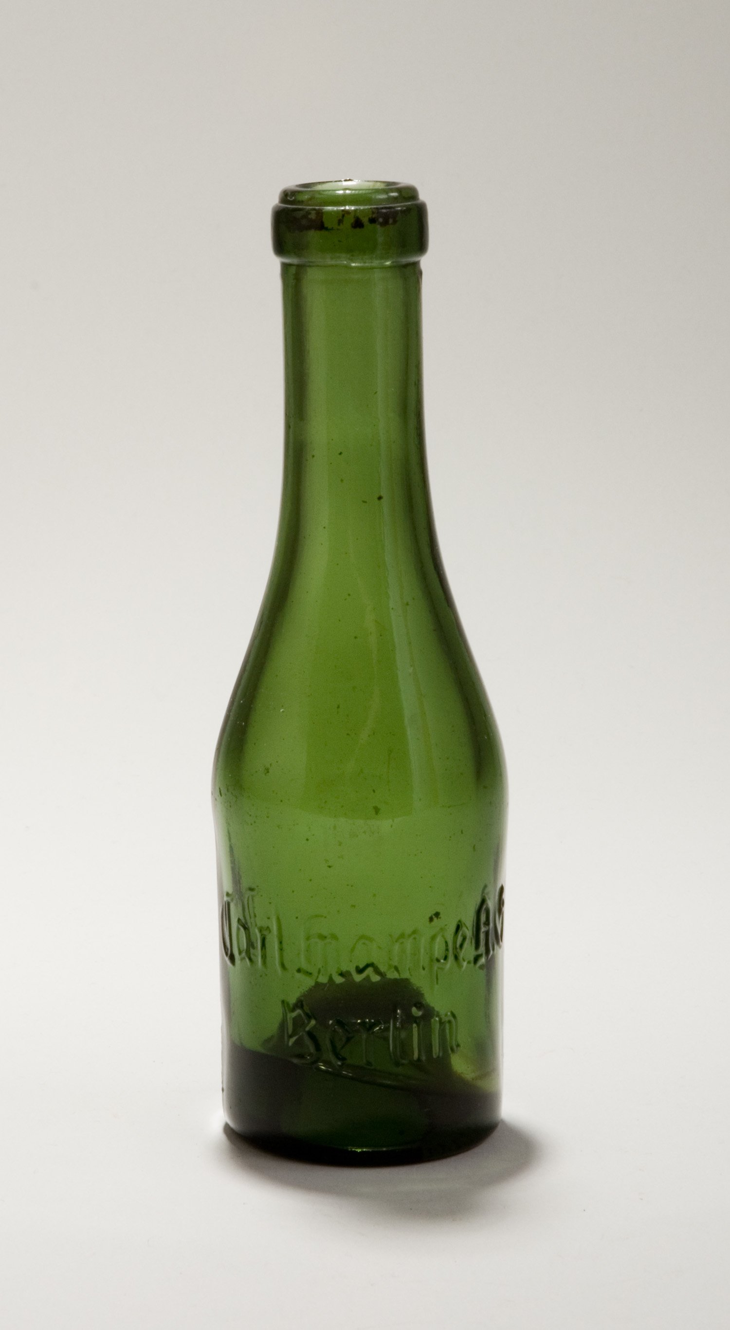 Schnapsflasche aus Glas - Carl Mampe AG (Stiftung Domäne Dahlem - Landgut und Museum, Weiternutzung nur mit Genehmigung des Museums CC BY-NC-SA)