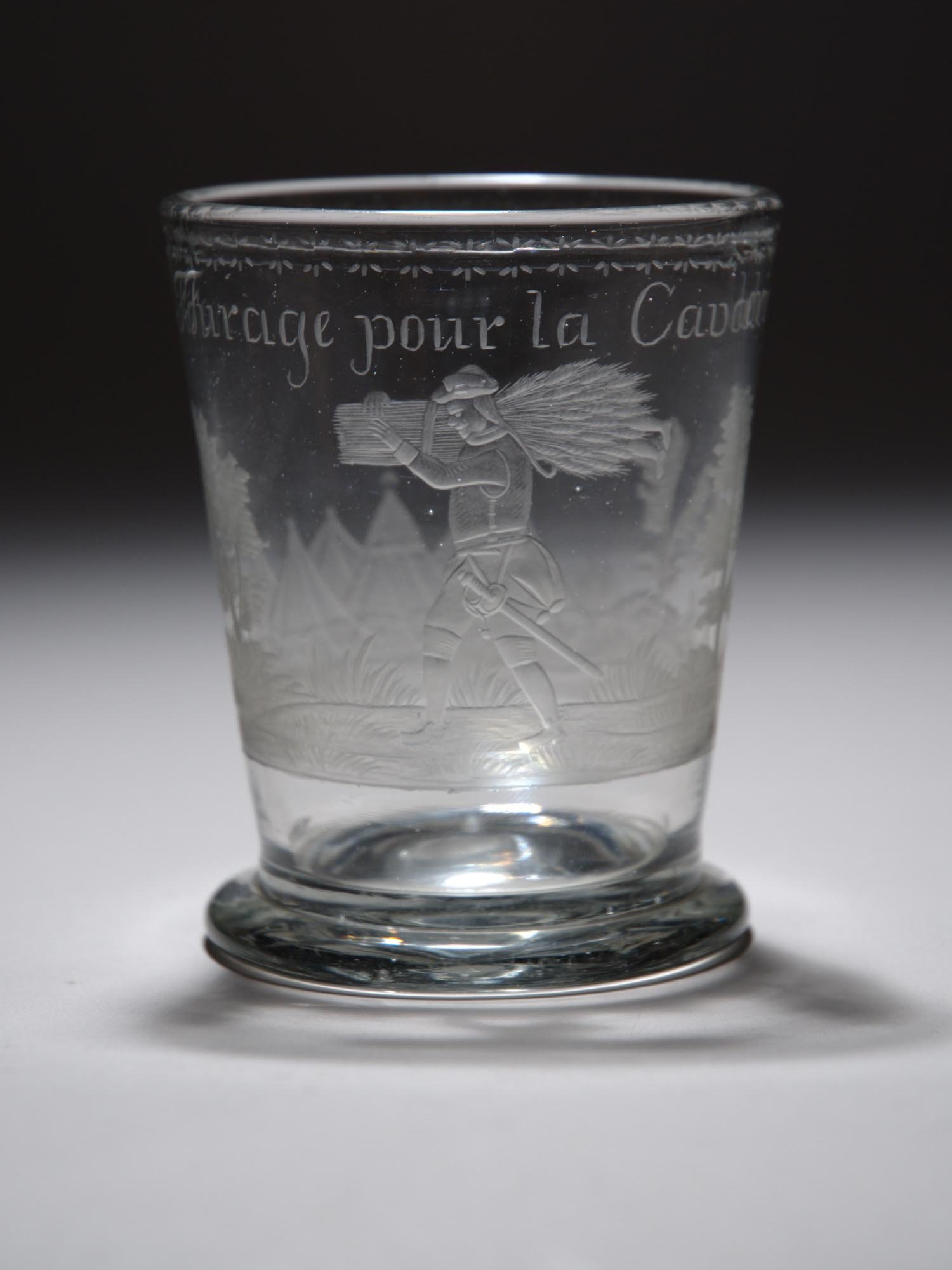 Glasbecher "Fourage pour la Cavalerie" (Stiftung Domäne Dahlem - Landgut und Museum, Weiternutzung nur mit Genehmigung des Museums CC BY-NC-SA)