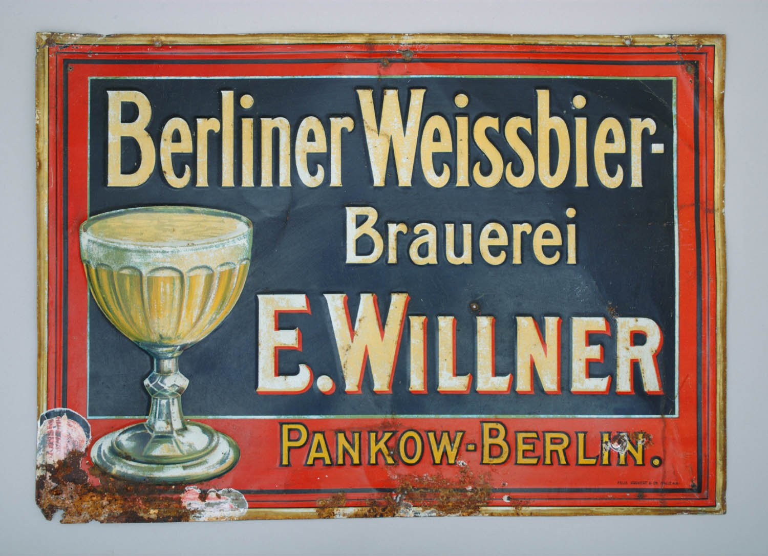 Reklameblechschild "Berliner Weissbier-Brauerei E. Willner" (Stiftung Domäne Dahlem - Landgut und Museum, Weiternutzung nur mit Genehmigung des Museums CC BY-NC-SA)