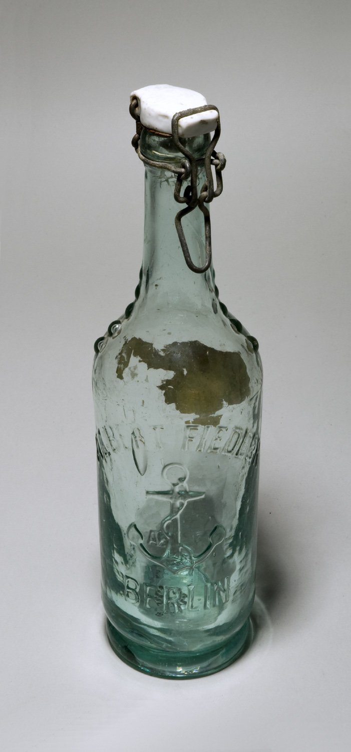 Glasflasche "Albert Fiedler", mit Bügelverschluss (Stiftung Domäne Dahlem - Landgut und Museum, Weiternutzung nur mit Genehmigung des Museums CC BY-NC-SA)