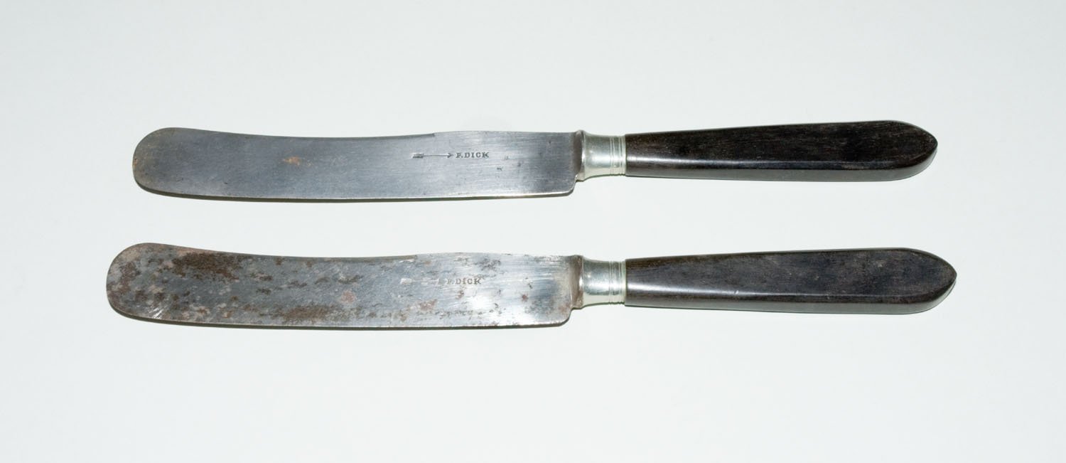 Zwei Messer "F. Dick" (Stiftung Domäne Dahlem - Landgut und Museum, Weiternutzung nur mit Genehmigung des Museums CC BY-NC-SA)