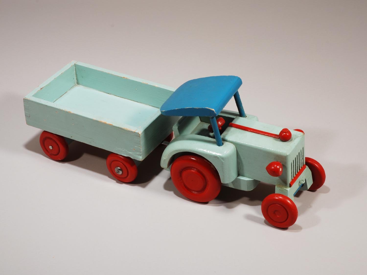 Spielzeugtraktor mit Anhänger (Stiftung Domäne Dahlem - Landgut und Museum, Weiternutzung nur mit Genehmigung des Museums CC BY-NC-SA)