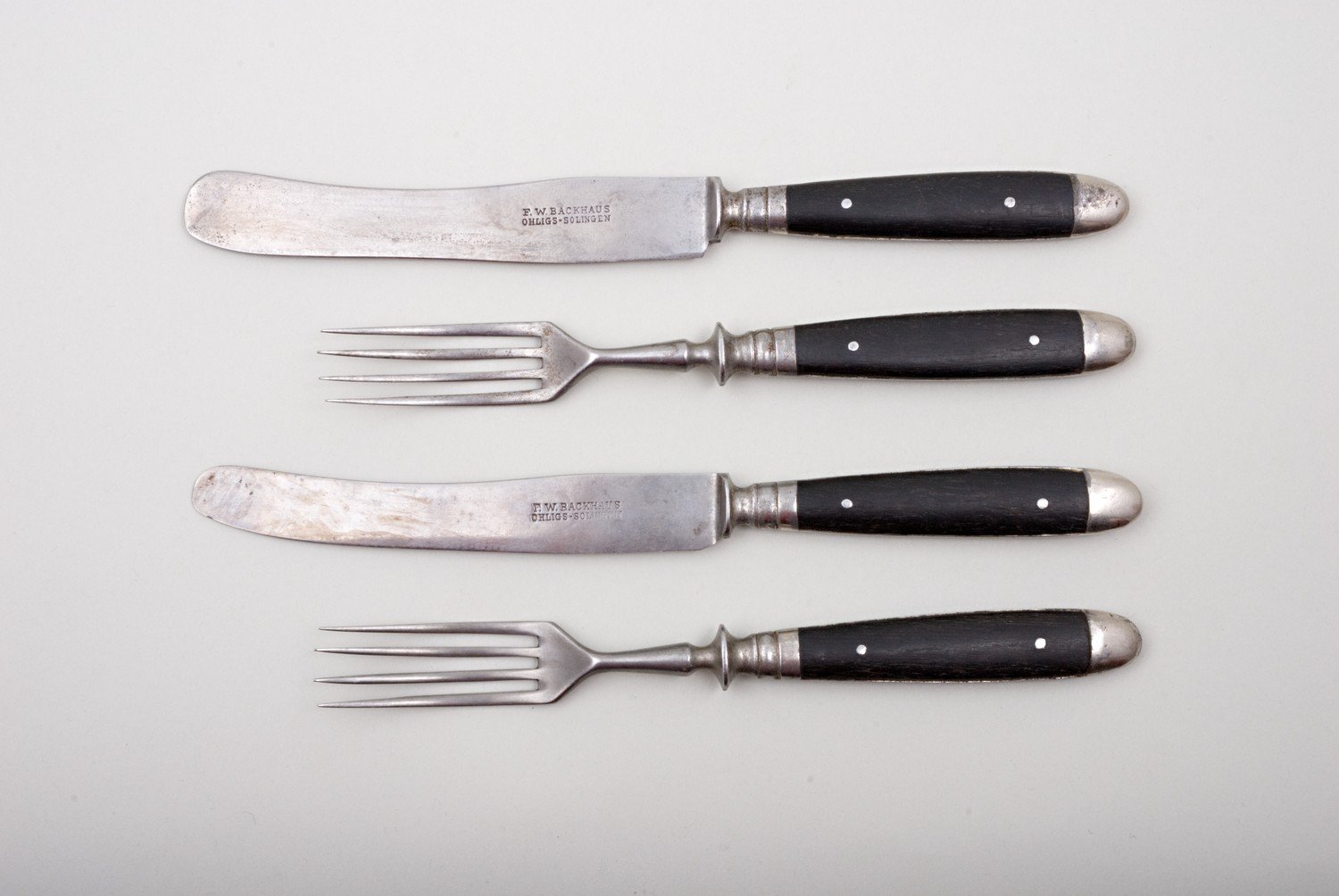 Zwei Essbestecke, bestehend aus Messer und Gabel (Stiftung Domäne Dahlem - Landgut und Museum, Weiternutzung nur mit Genehmigung des Museums CC BY-NC-SA)