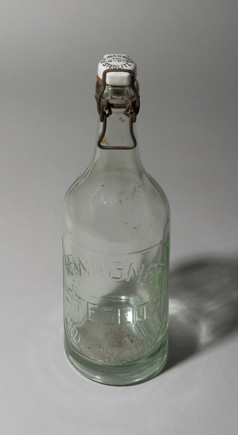 Pfandflasche "P. Wagner Steglitz", mit Bügelverschluss (Stiftung Domäne Dahlem - Landgut und Museum, Weiternutzung nur mit Genehmigung des Museums CC BY-NC-SA)