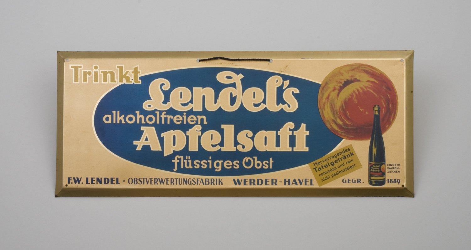 Reklameschild "Lendel's Apfelsaft" (Stiftung Domäne Dahlem - Landgut und Museum, Weiternutzung nur mit Genehmigung des Museums CC BY-NC-SA)