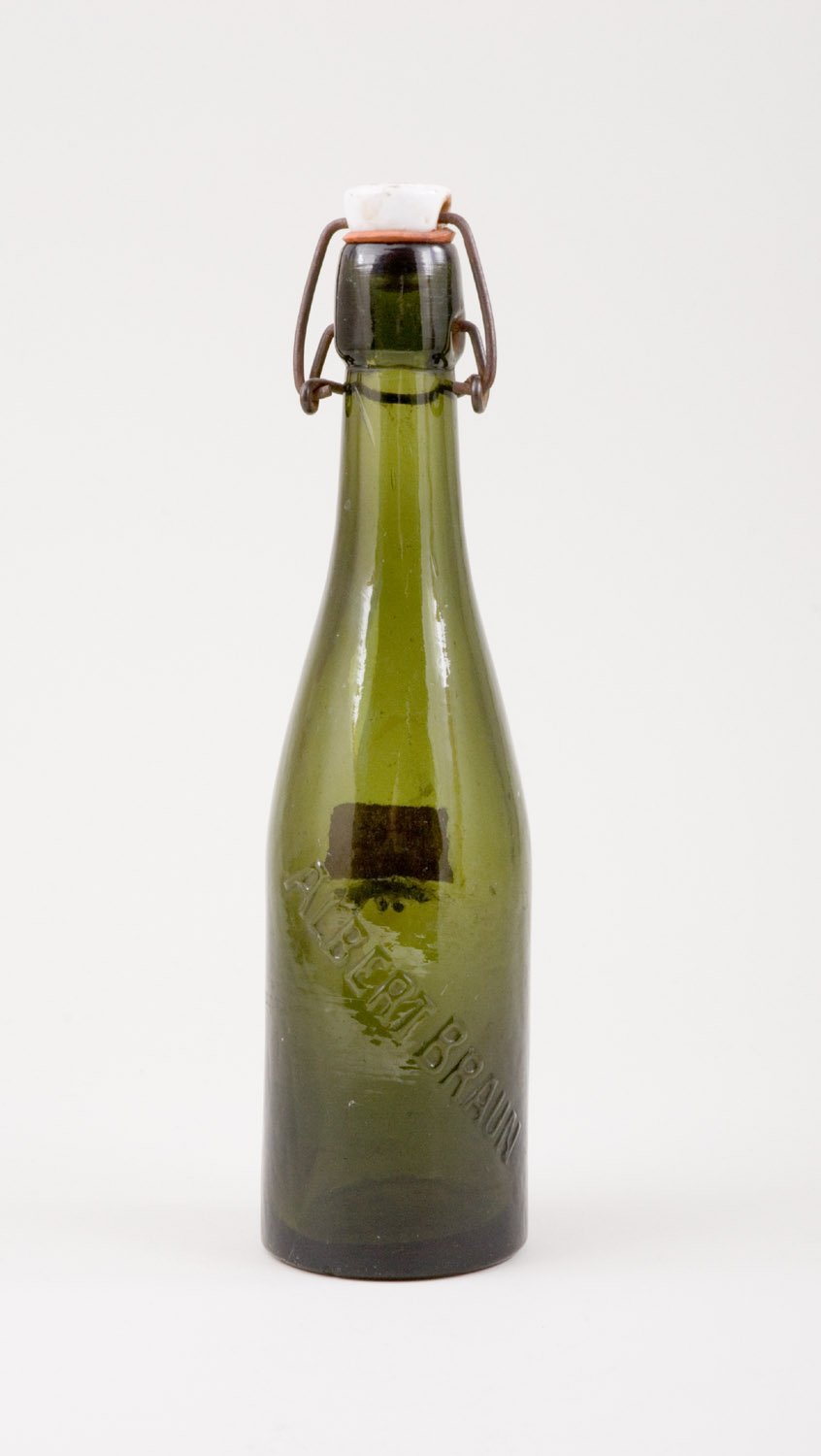 Bierflasche "Albert Braun", mit Bügelverschluss (Stiftung Domäne Dahlem - Landgut und Museum, Weiternutzung nur mit Genehmigung des Museums CC BY-NC-SA)
