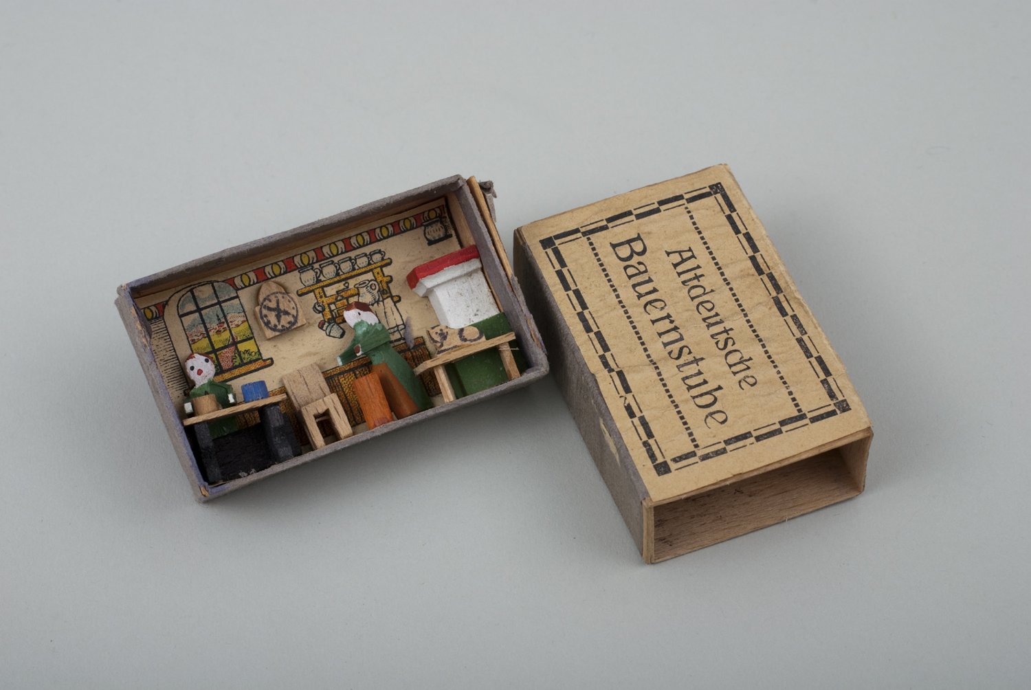 Miniaturen in Zündholzschachtel "Altdeutsche Bauernstube" (Stiftung Domäne Dahlem - Landgut und Museum, Weiternutzung nur mit Genehmigung des Museums CC BY-NC-SA)