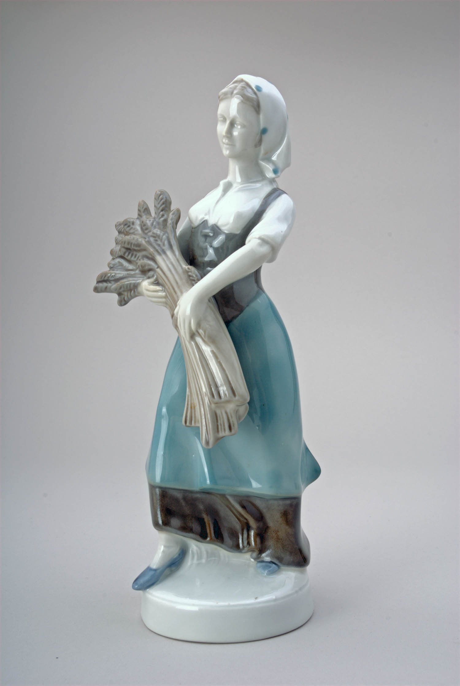 Porzellanfigur "Bäuerin mit Ährenbündel" (Stiftung Domäne Dahlem - Landgut und Museum, Weiternutzung nur mit Genehmigung des Museums CC BY-NC-SA)