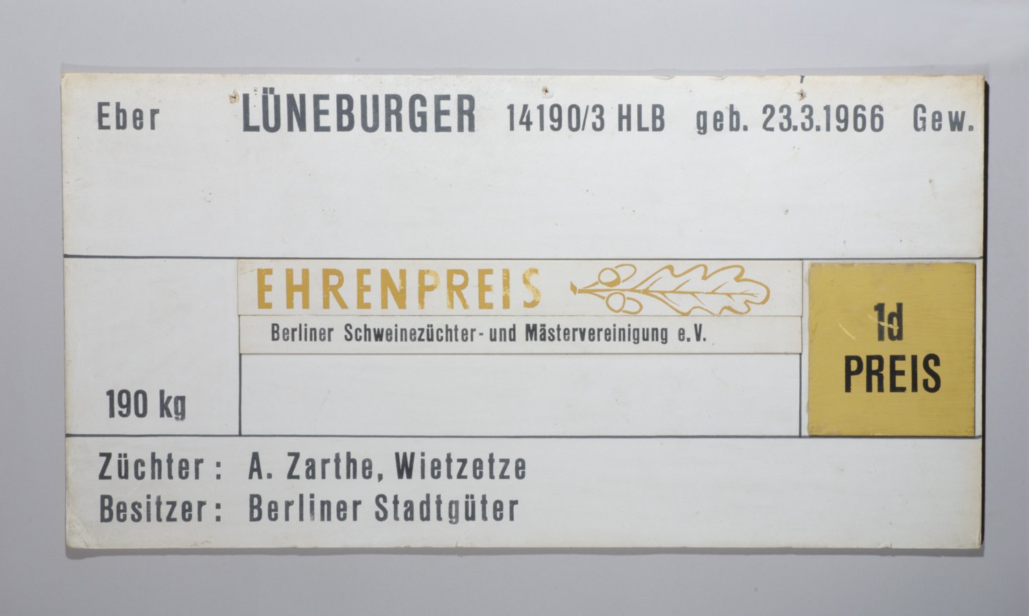 Auszeichnungstafel "Berliner Schweinezüchter" (Stiftung Domäne Dahlem - Landgut und Museum, Weiternutzung nur mit Genehmigung des Museums CC BY-NC-SA)