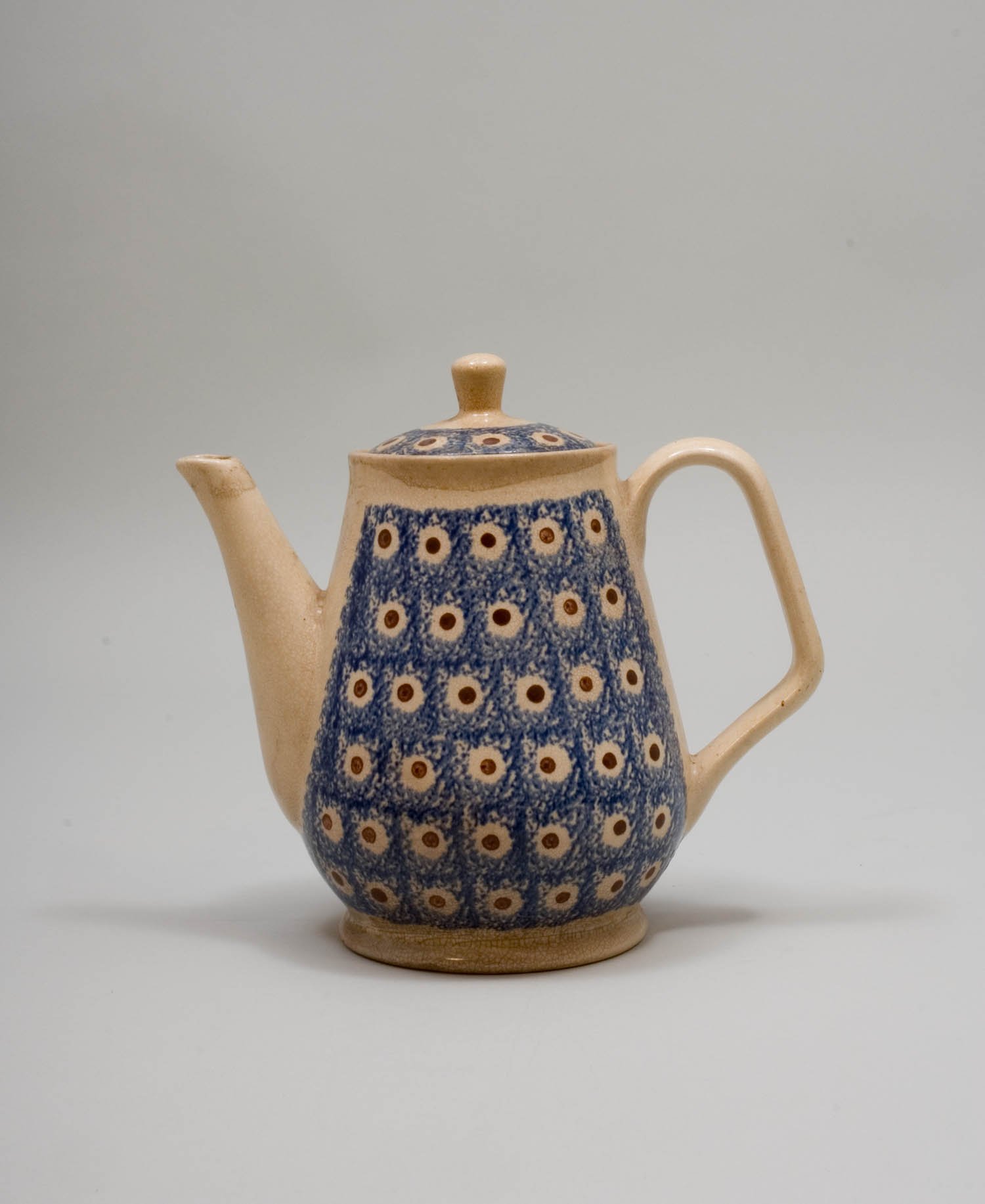 Kaffekanne aus Bunzlauer Keramik (Stiftung Domäne Dahlem - Landgut und Museum, Weiternutzung nur mit Genehmigung des Museums CC BY-NC-SA)