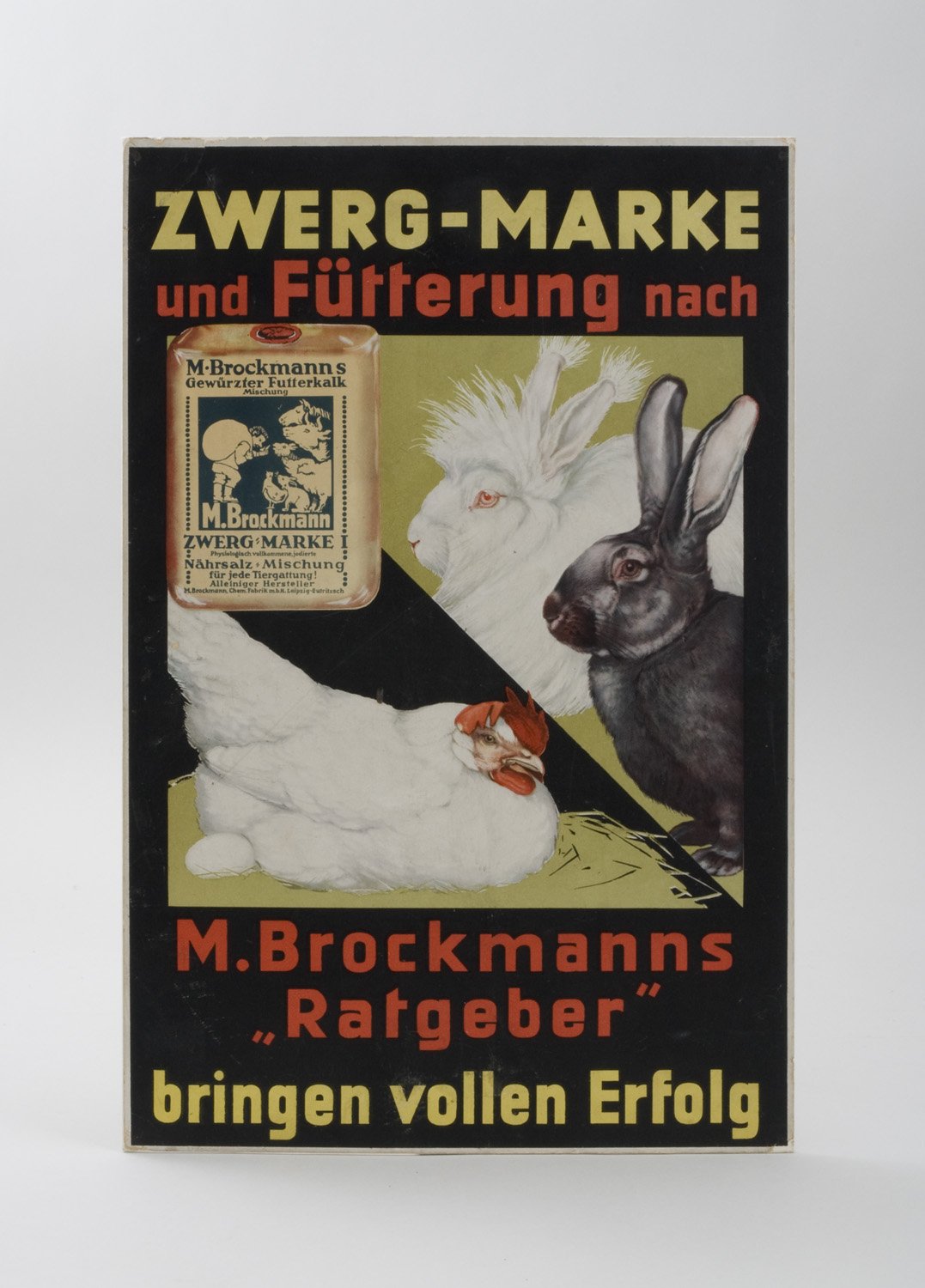 Werbeaufsteller für "Gewürzten Futterkalk Zwerg-Marke" und "M. Brockmanns Ratgeber" (Stiftung Domäne Dahlem - Landgut und Museum, Weiternutzung nur mit Genehmigung des Museums CC BY-NC-SA)
