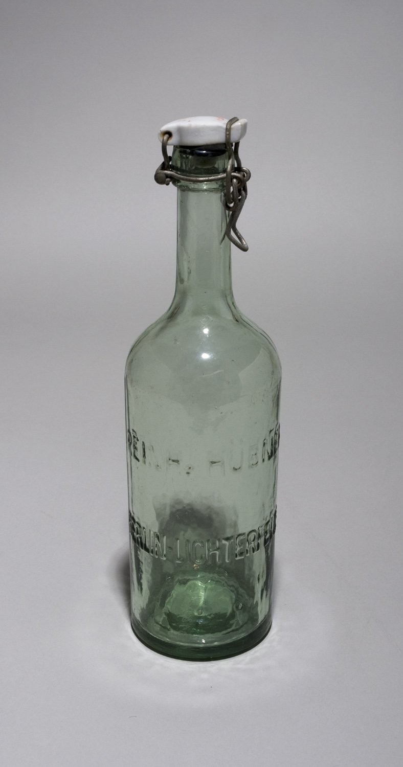 Bierflasche "Reinh. Hübner Berlin-Lichterfelde", mit Bügelverschluss (Stiftung Domäne Dahlem - Landgut und Museum, Weiternutzung nur mit Genehmigung des Museums CC BY-NC-SA)