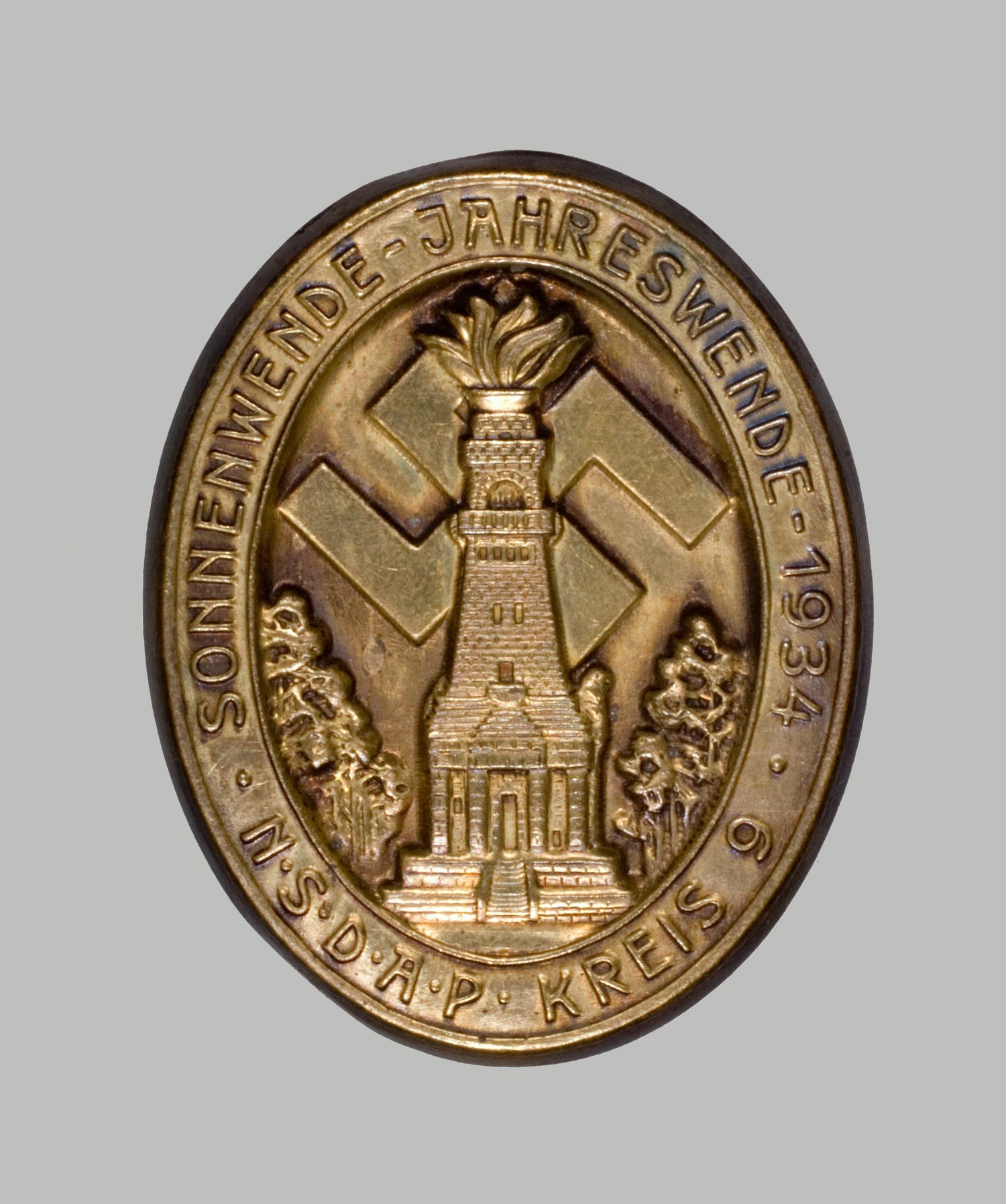 Nationalsozialistisches Abzeichen "Sonnenwende - Jahreswende 1934" (Stiftung Domäne Dahlem - Landgut und Museum, Weiternutzung nur mit Genehmigung des Museums CC BY-NC-SA)